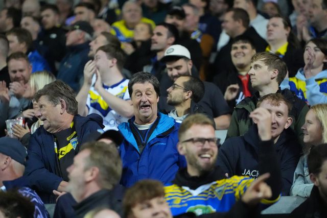 Warrington fans celebrate Ewan Irwin of Warrington Wolves going over for a try during the Betfred Super League round 14 match St Helens vs Warrington Wolves at The BrewDog Stadium, St Helens, United Kingdom on 11 June 2026

(Photo by Maynard Manyowa/News Images)