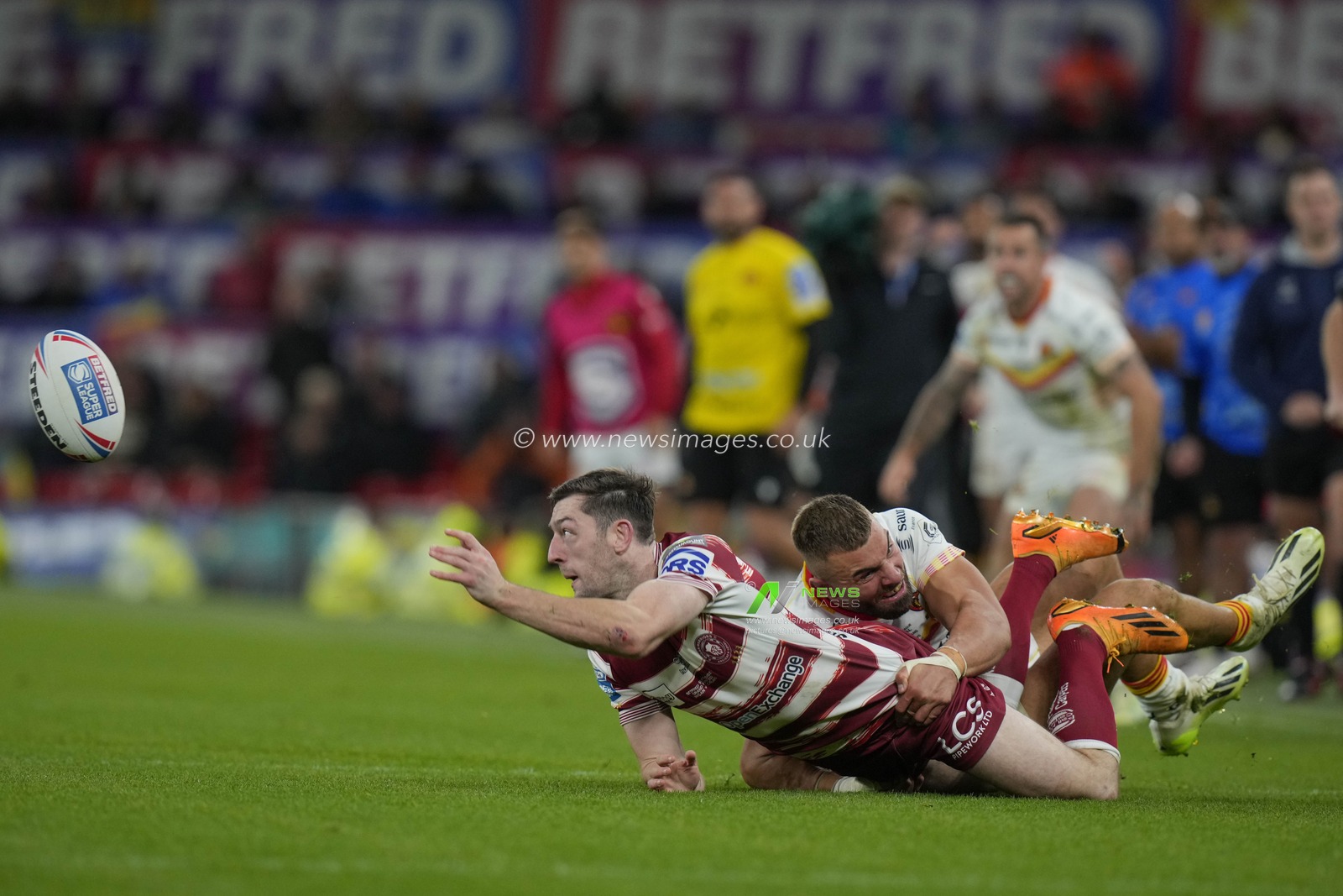 Jake Wardle #4 of Wigan Warriors offloads the ball during the Betfred Super League Grand Final match Wigan Warriors vs Catalans Dragons at Old Trafford, Manchester, United Kingdom, 14th October 2023

(Photo by Steve Flynn/News Images)
