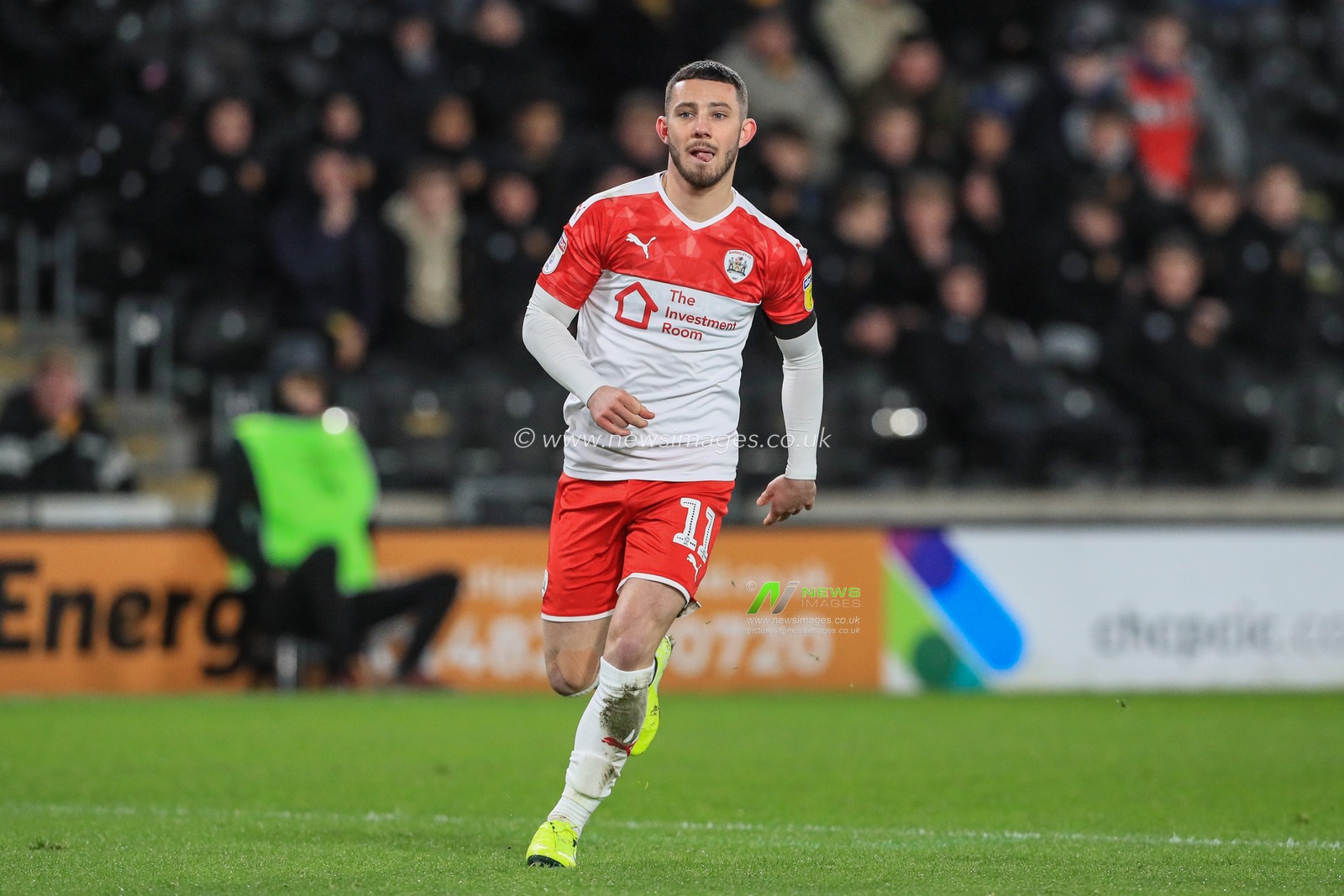 26th February 2020, KC Stadium, Kingston upon Hull, England; Sky Bet Championship, Hull City v Barnsley : Conor Chaplin (11) of Barnsley during the game