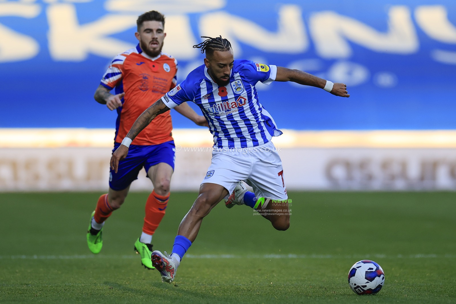 Sorba Thomas #7 of Huddersfield Town runs with the ball during the Sky Bet Championship match Huddersfield Town vs Swansea City at John Smith's Stadium, Huddersfield, United Kingdom, 12th November 2022

(Photo by Conor Molloy/News Images)