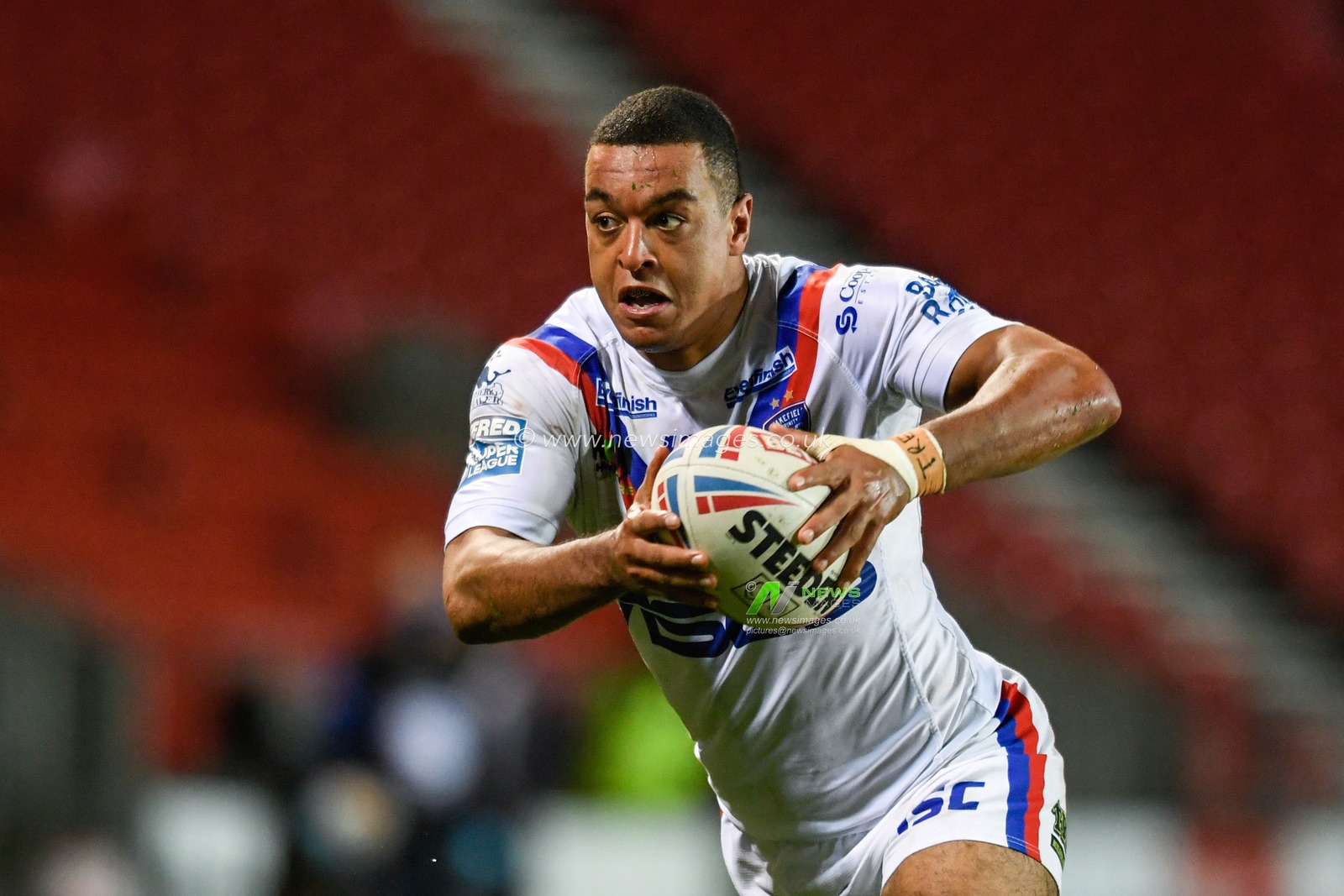 Reece Lyne (4) of Wakefield Trinity runs forward with the ball