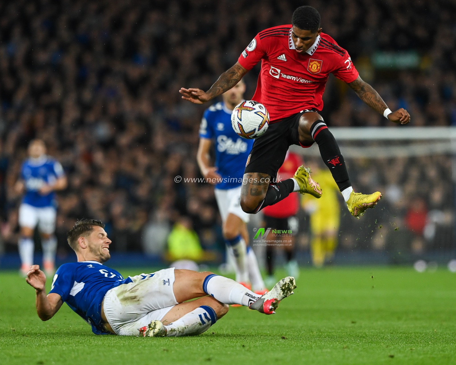 Marcus Rashford #10 of Manchester United is tackled by James Tarkowski #2 of Everton during the Premier League match Everton vs Manchester United at Goodison Park, Liverpool, United Kingdom, 9th October 2022

(Photo by Craig Thomas/News Images)