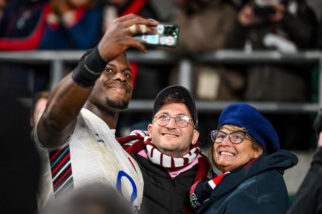 Maro Itoje of England has a selfie with fans after the 2025 Guinness 6 Nations match England vs France at Allianz Stadium,, Twickenham, United Kingdom, 8th February 2025

(Photo by Craig Thomas/News Images)