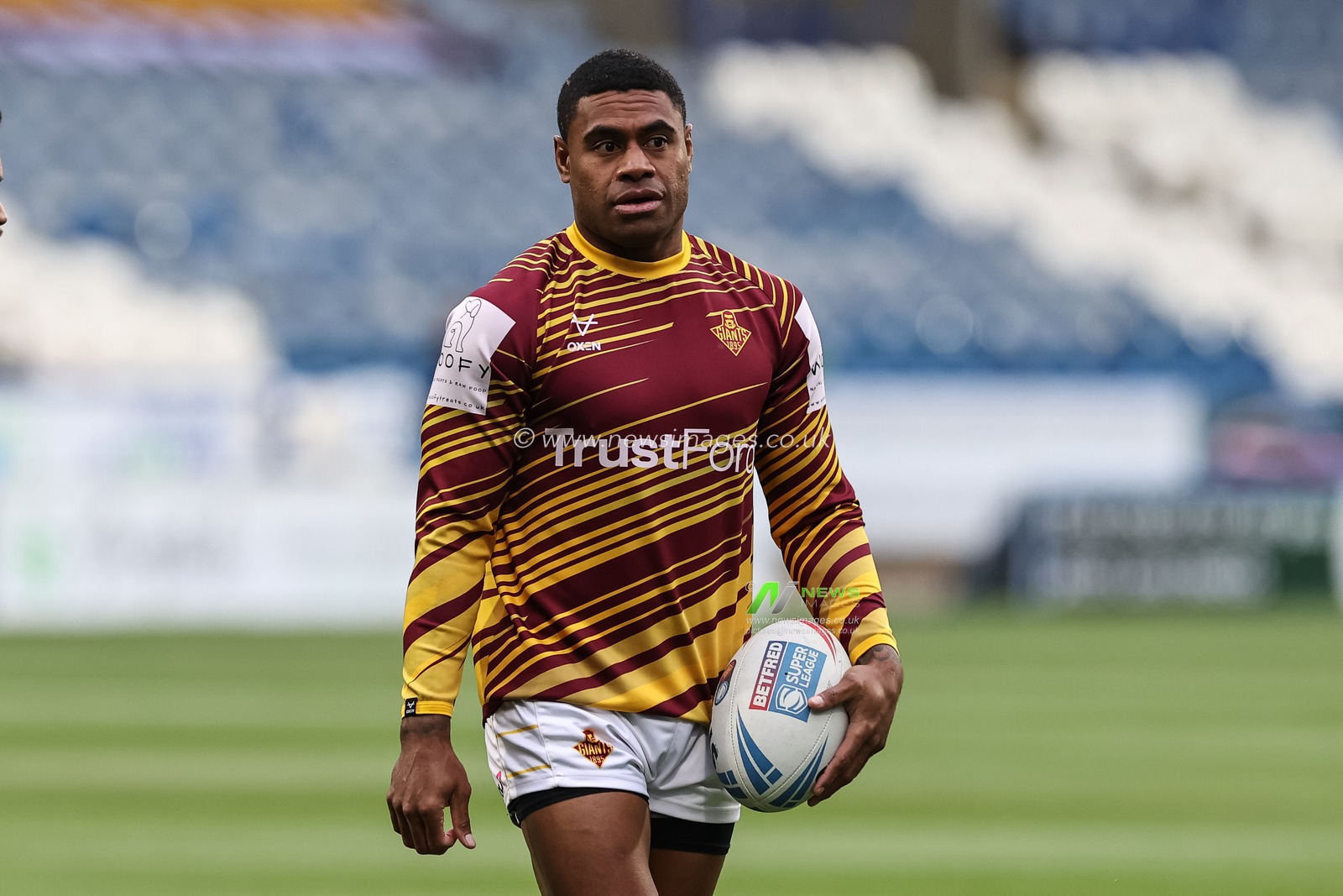 Kevin Naiqama of Huddersfield Giants in the pre-game warm up during the Betfred Super League Round 12 match Huddersfield Giants vs Leigh Leopards at John Smith's Stadium, Huddersfield, United Kingdom, 24th May 2024

(Photo by Mark Cosgrove/News Images)