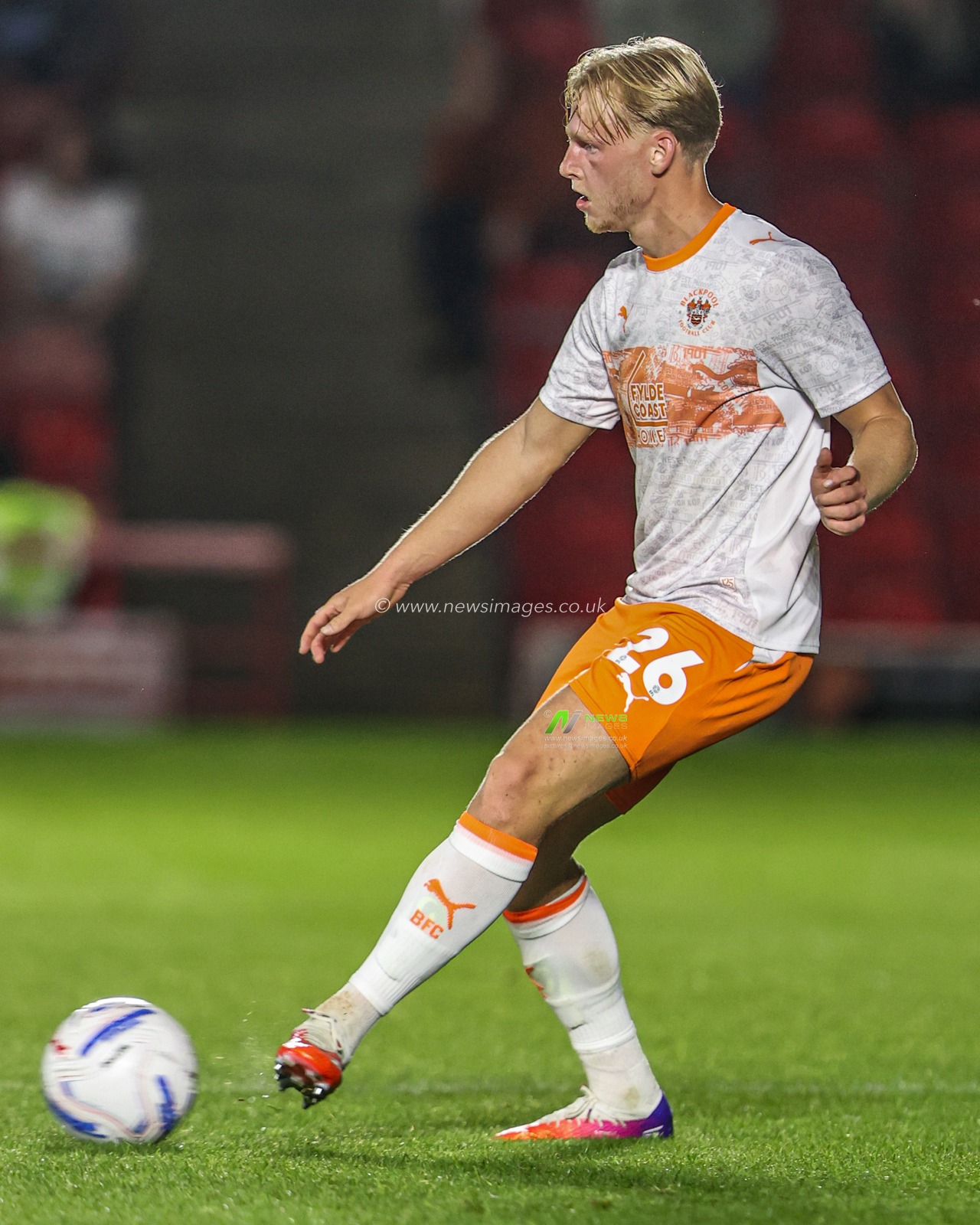 Finley Munroe of Blackpool passes the ball during the Sky Bet League One match Barnsley vs Blackpool at Oakwell, Barnsley, United Kingdom on 02 September 2026

(Photo by Alfie Cosgrove/News Images)