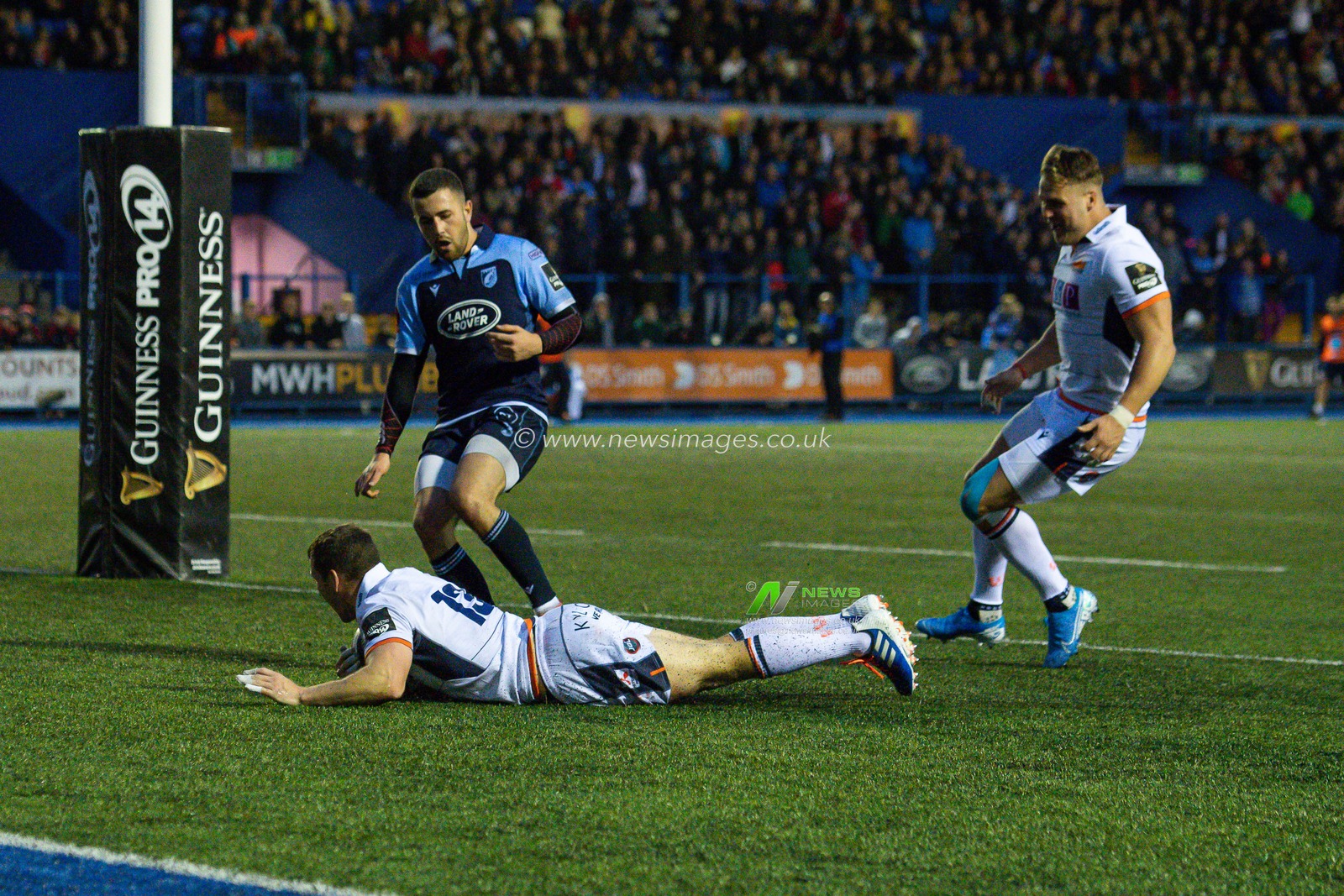 5th October 2019, Cardiff Arms Park, Cardiff, Wales; Guinness PRO14, Cardiff Blues v Edinburgh Rugby : Mark Bennett of Edinburgh Rugby goes over for a try

Credit: Craig Thomas/News Images
