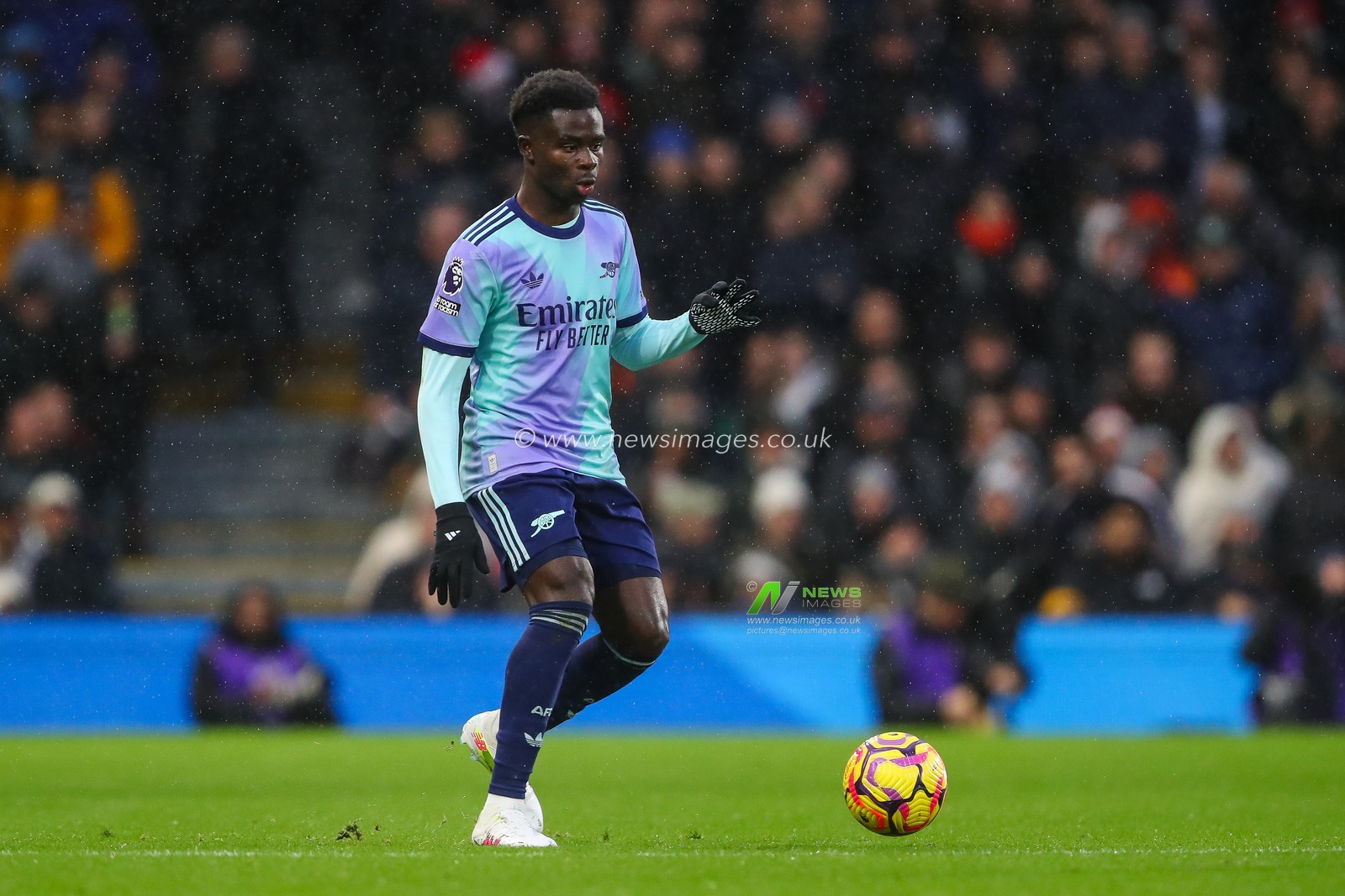 Bukayo Saka of Arsenal makes a break with the ball during the Premier League match Fulham vs Arsenal at Craven Cottage, London, United Kingdom, 8th December 2024

(Photo by Gareth Evans/News Images)