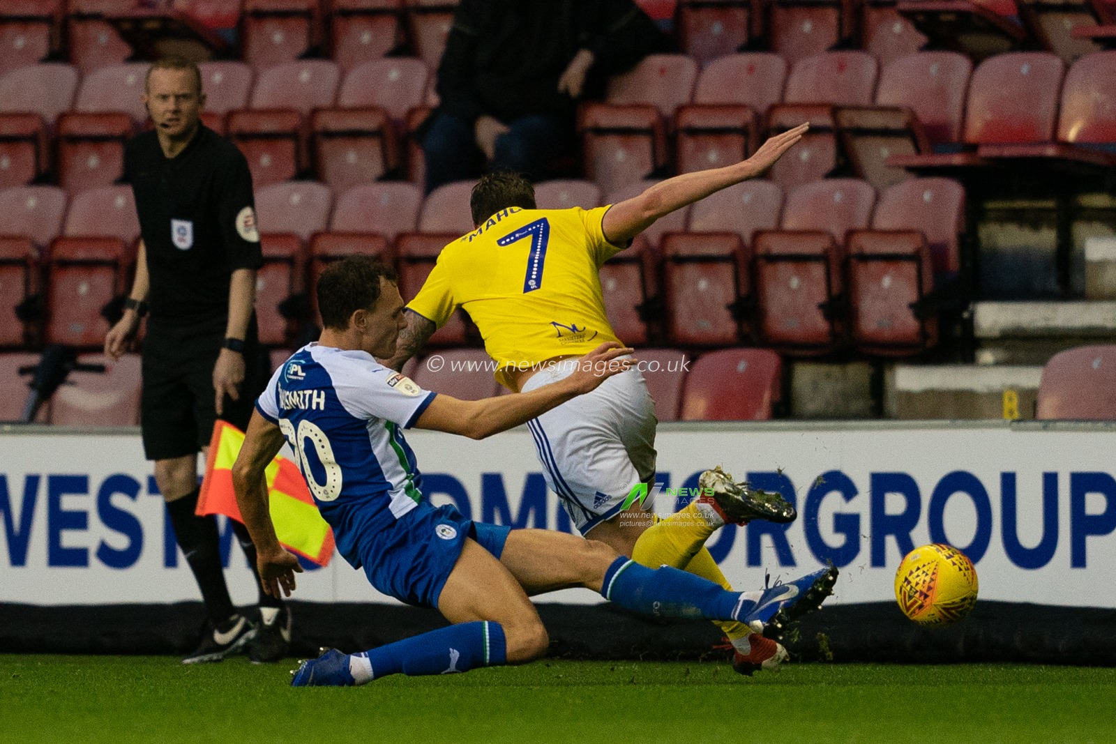 Birmingham City's Connor Mahoney is tackled by Wigan Athletic's Kal Naismith

22nd December 2018, DW Stadium, Wigan, England; Sky Bet Championship, Wigan Athletic vs Birmingham City ; 


Credit: Terry Donnelly/News Images

English Football League images are subject to DataCo Licence
