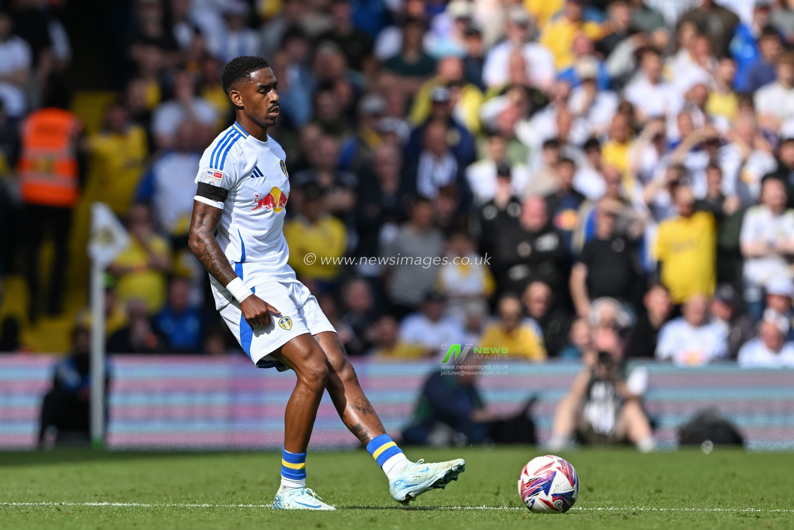 JÃºnior Firpo of Leeds United passes the ball during the Sky Bet Championship match Leeds United vs Burnley at Elland Road, Leeds, United Kingdom, 14th September 2024

(Photo by Cody Froggatt/News Images)