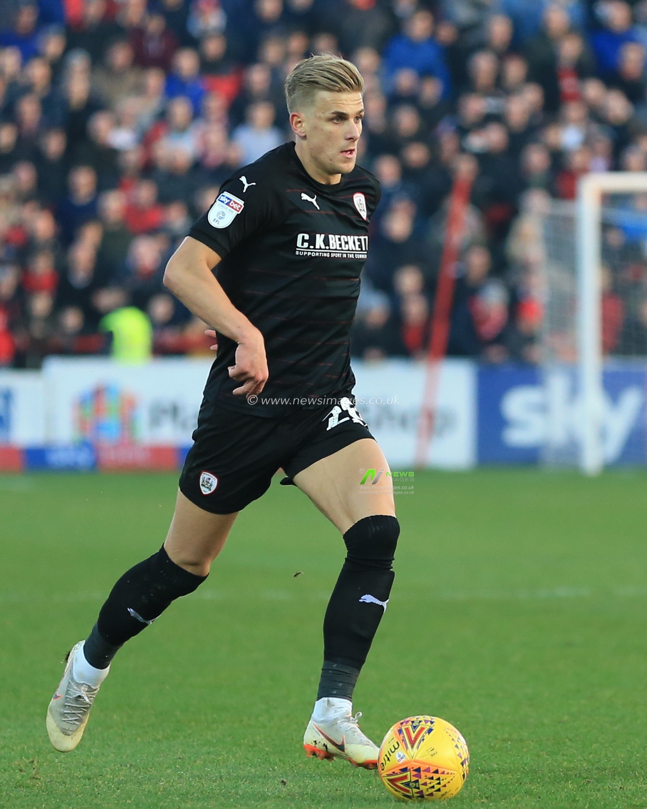 17th November 2018, Crown Ground, Accrington, England; Sky Bet League One, Accrington Stanley v Barnsley ; Brad Potts of (20) Barnsley 


Credit: Mark Cosgrove/News Images

English Football League images are subject to DataCo Licence