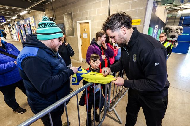 Josh Thewlis of Warrington Wolves signs a fans shirt during the Betfred Super League Round 3 match Warrington Wolves vs Wakefield Trinity at The Halliwell Jones Stadium, Warrington, United Kingdom on 28 February 2026

(Photo by Alfie Cosgrove/News Images)