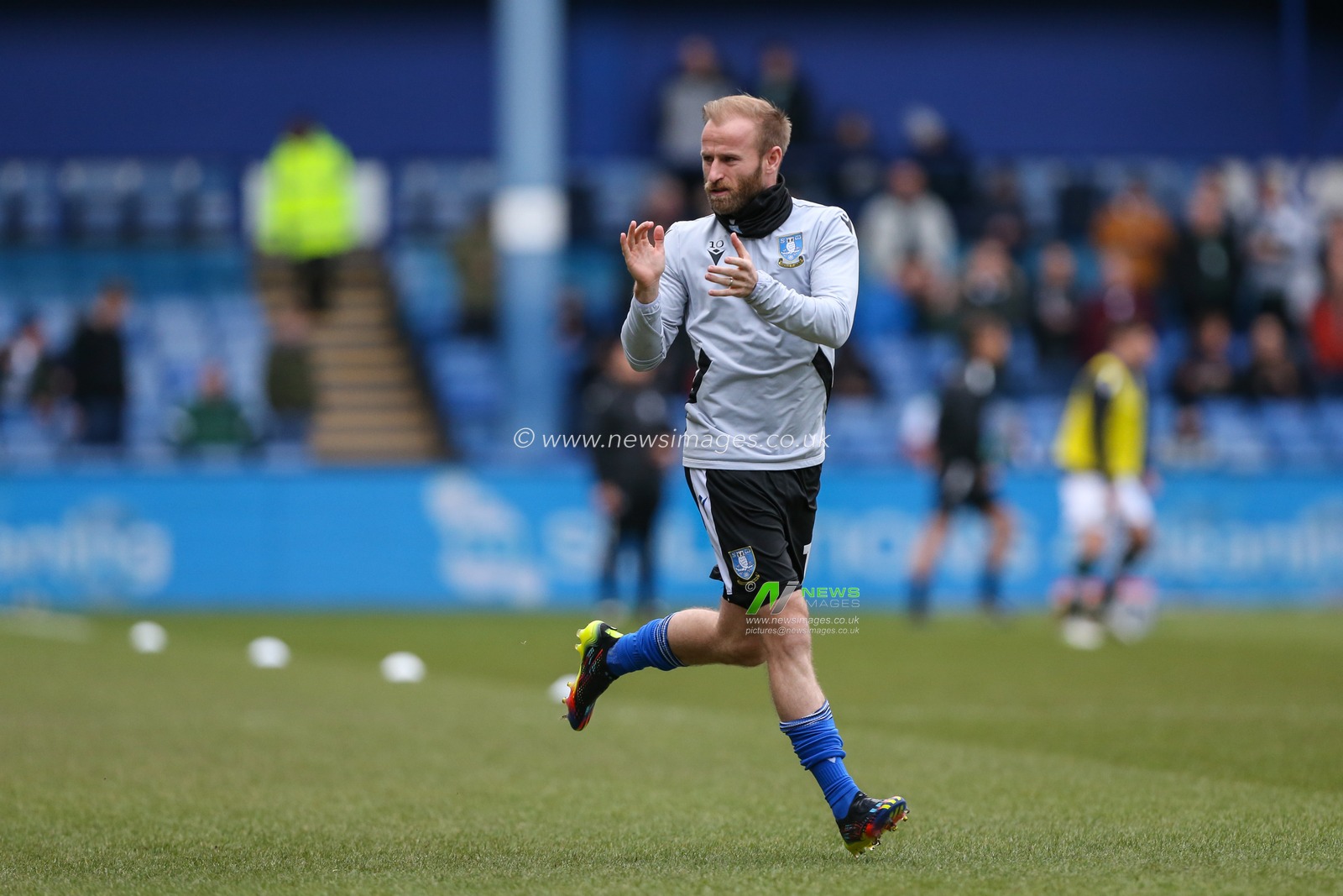 Barry Bannan #10 of Sheffield Wednesday acknowledges the fans during the Sky Bet League 1 match Sheffield Wednesday vs Plymouth Argyle at Hillsborough, Sheffield, United Kingdom, 4th February 2023

(Photo by Arron Gent/News Images)