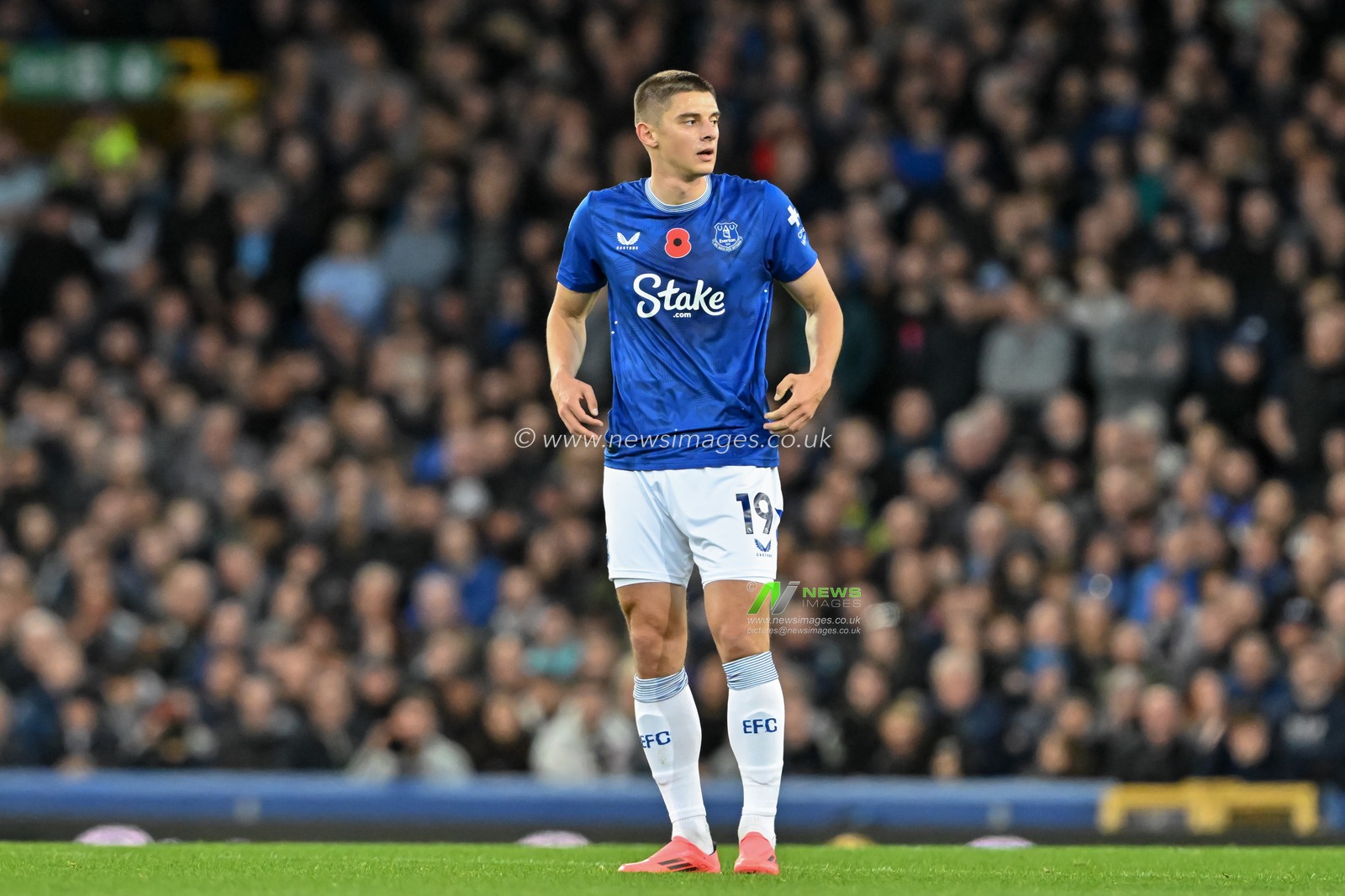 Vitaliy Mykolenko of Everton during the Premier League match Everton vs Fulham at Goodison Park, Liverpool, United Kingdom, 26th October 2024

(Photo by Cody Froggatt/News Images)