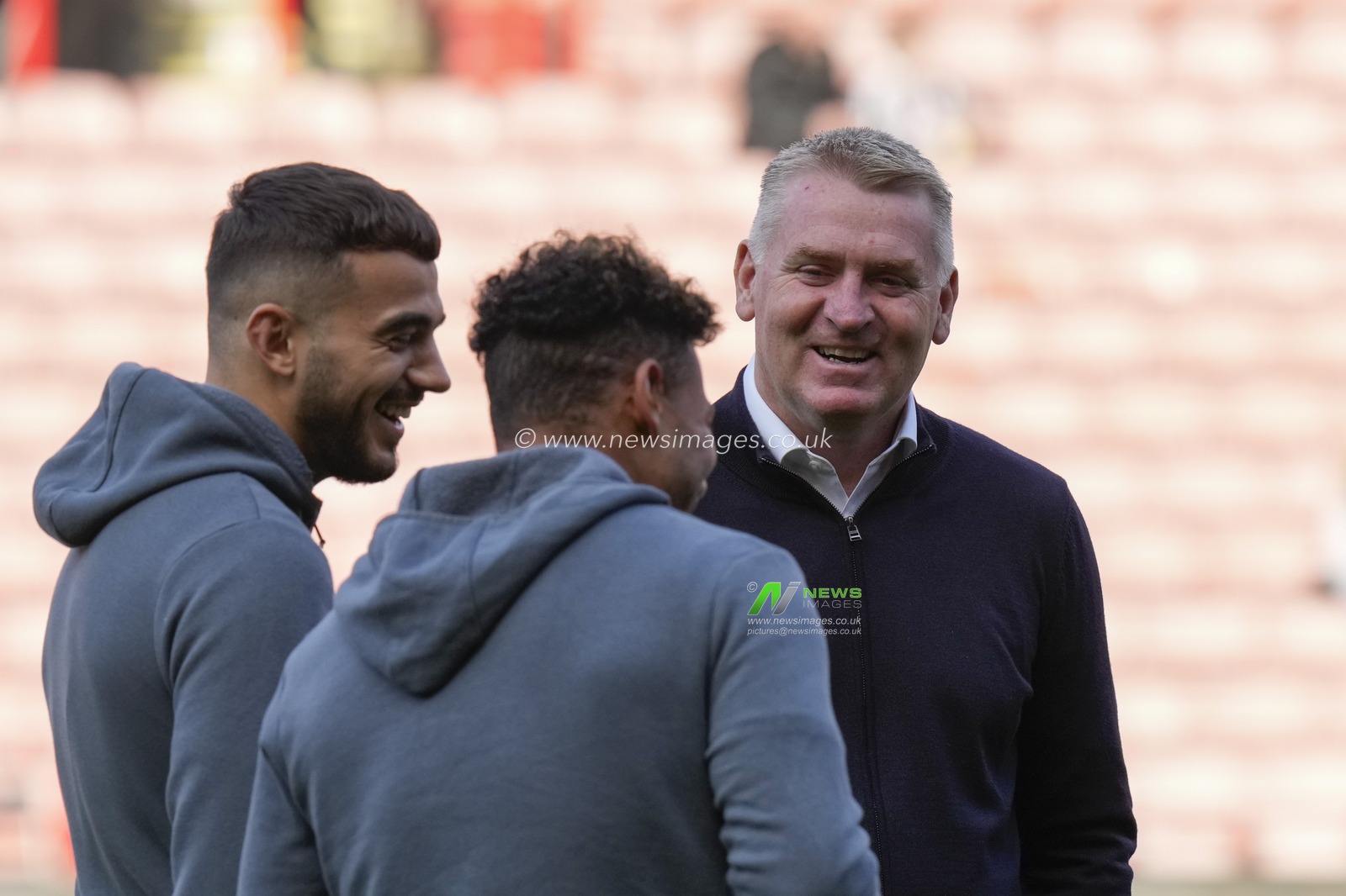 Dean Smith manager of Norwich City chats with his players before the Sky Bet Championship match Sheffield United vs Norwich City at Bramall Lane, Sheffield, United Kingdom, 22nd October 2022

(Photo by Steve Flynn/News Images)