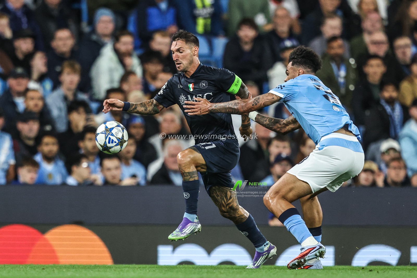Matteo Politano of Napoli and Nico O'Reilly of Manchester City battle for the ball during the UEFA Champions League 2025/26 Phase MD1 Manchester City vs Napoli League at The City of Manchester Stadium, Manchester, United Kingdom, 18th September 2025

(Photo by Alfie Cosgrove/News Images)