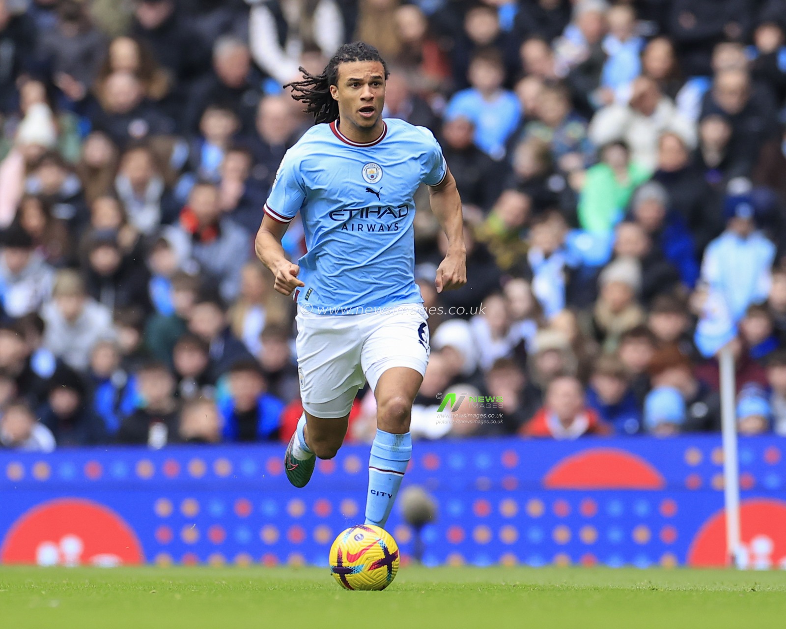 Nathan Ake #6 of Manchester City runs with the ball during the Premier League match Manchester City vs Newcastle United at Etihad Stadium, Manchester, United Kingdom, 4th March 2023

(Photo by Conor Molloy/News Images)