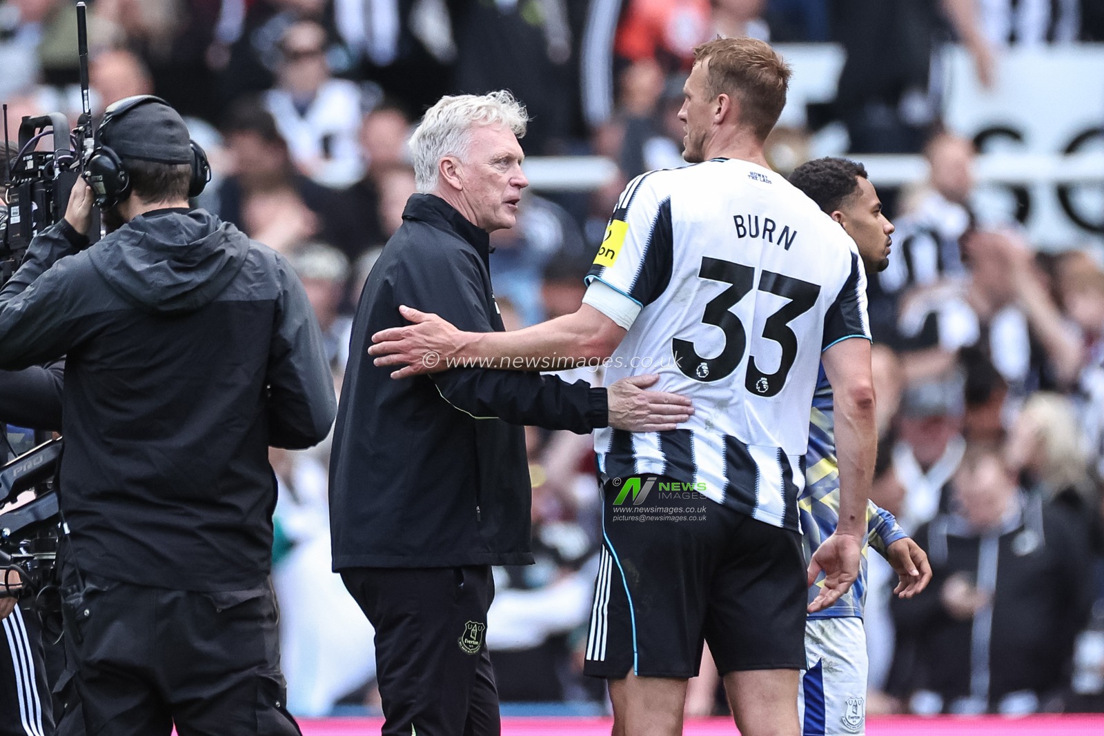 David Moyes manager of Everton shakes hands with Dan Burn of Newcastle United during the Premier League match Newcastle United vs Everton at St. James's Park, Newcastle, United Kingdom, 25th May 2025

(Photo by Mark Cosgrove/News Images)