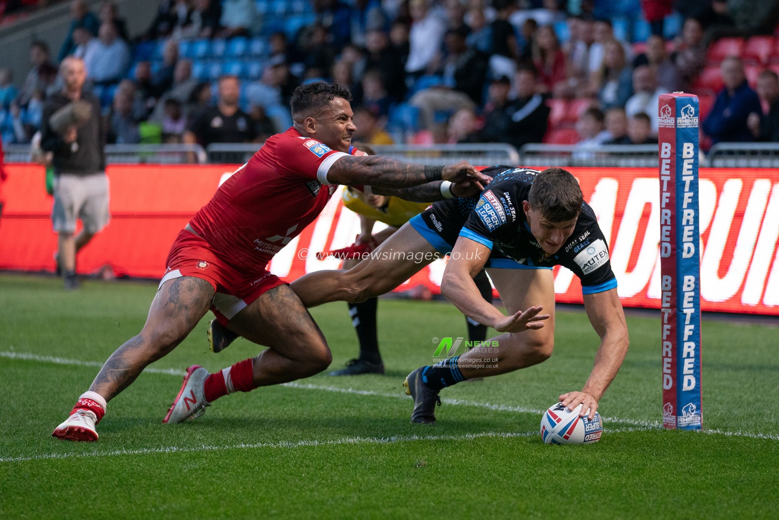 Huddersfield Giants's Innes Senior scores his sides second try


4th July 2019 ,  AJ Bell Stadium, Salford, England;  Betfred Super League, Round 21, Salford Red Devils vs Huddersfield Giants ; 

Credit: Terry Donnelly/News Images