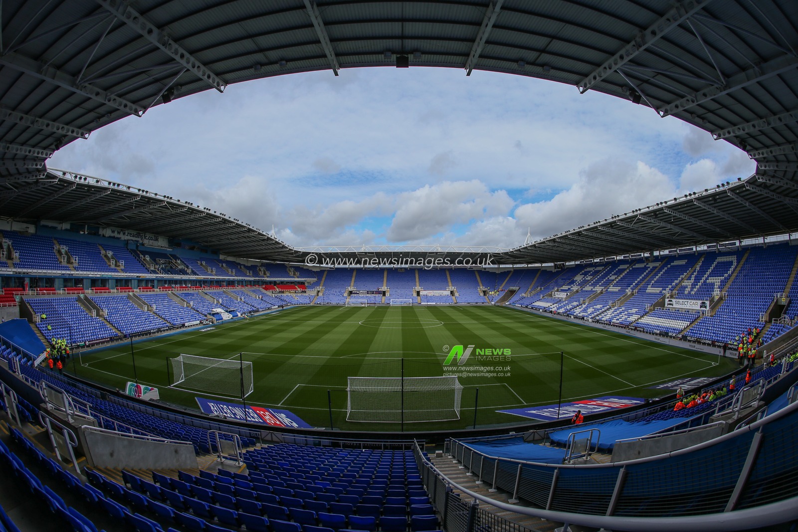 A general view of the stadium before the Sky Bet Championship match Reading vs Huddersfield Town at Select Car Leasing Stadium, Reading, United Kingdom, 1st October 2022

(Photo by Arron Gent/News Images)