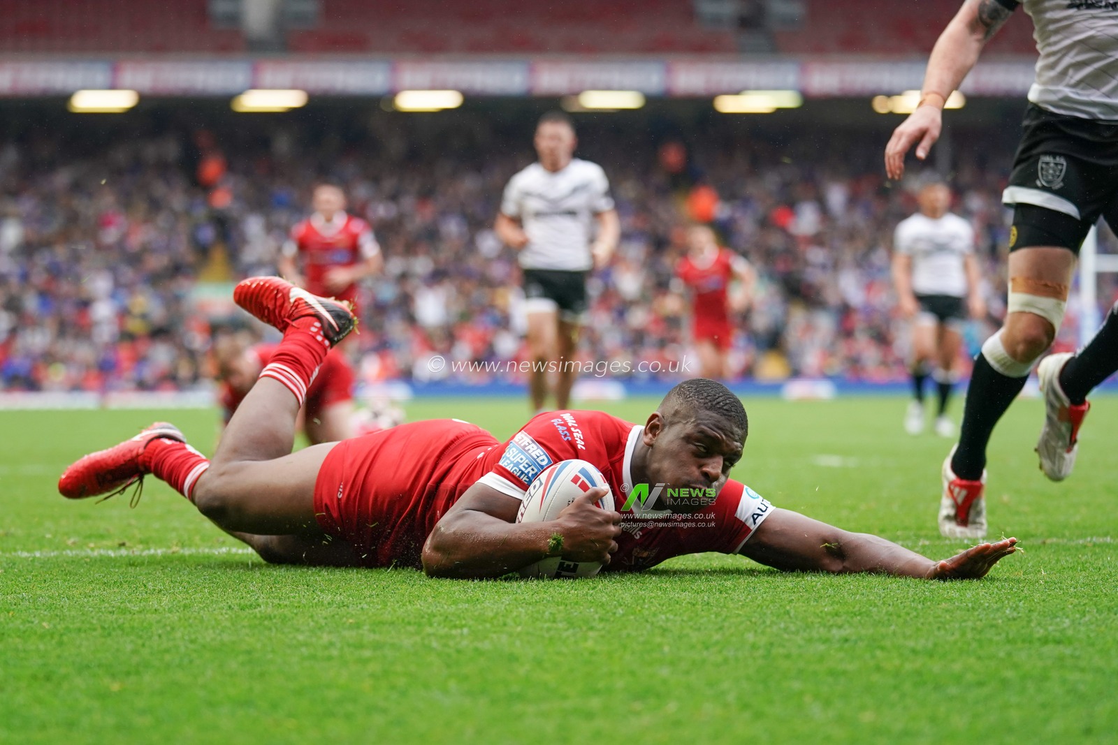 Huddersfield Giants's Jermaine McGillvary scores his sides eighth try



25th May 2019 , Anfield Stadium, Liverpool, England; Dacia Magic Weekend, Betfred Super League Round 16, Hull FC vs Huddersfield Giants ; 

Credit: Terry Donnelly/News Images