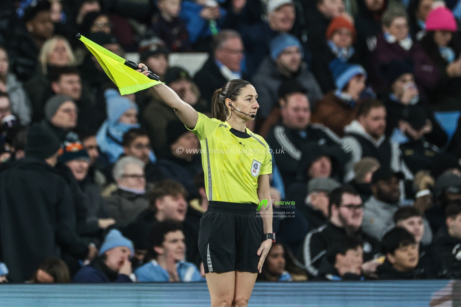 Assistant Referee Sian Massey-Ellis during the Carabao Cup Semi-Final second leg match Manchester City vs Newcastle United at Etihad Stadium, Manchester, United Kingdom, 4th February 2026

(Photo by Mark Cosgrove/News Images)