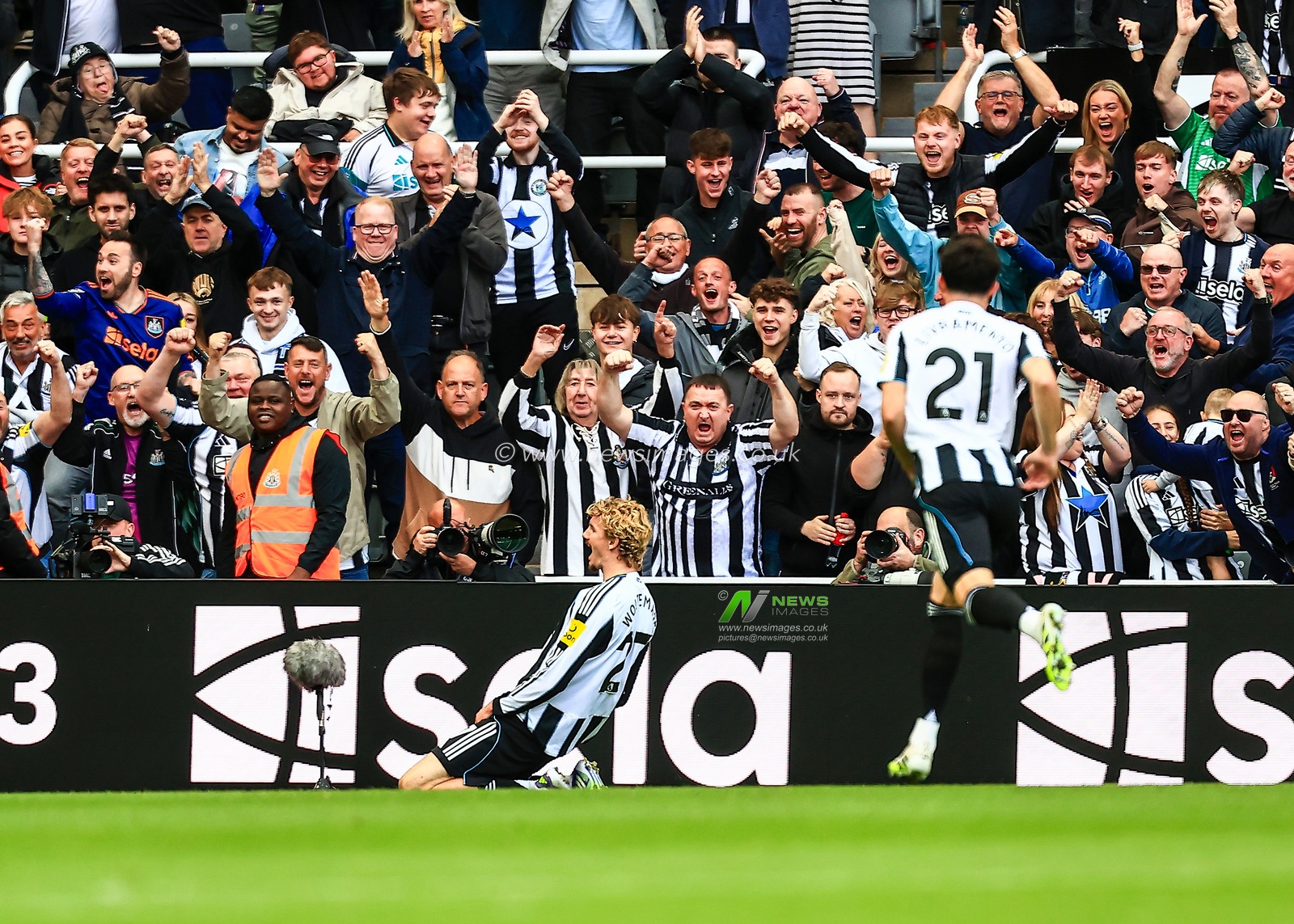 Nick Woltemade of Newcastle United celebrates his goal to make it 1-0 during the Premier League match Newcastle United vs Wolverhampton Wanderers at St. James's Park, Newcastle, United Kingdom, 13th September 2025

(Photo by Richard Bierton/News Images)