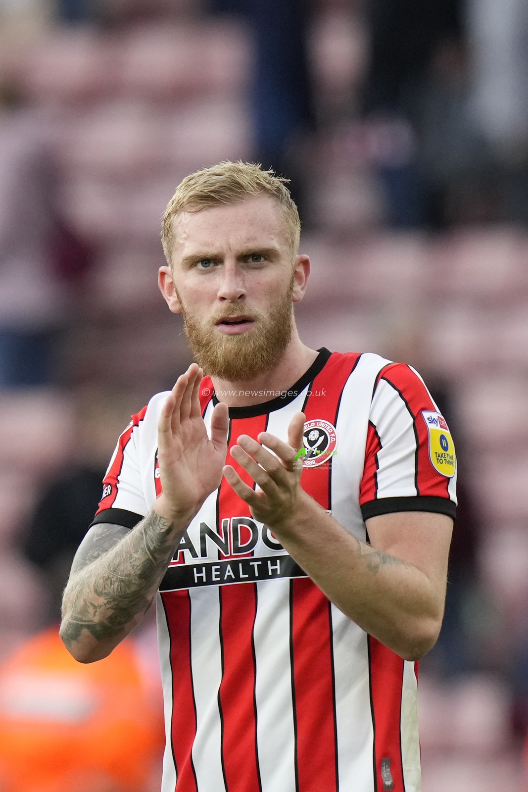Oliver McBurnie #9 of Sheffield United salutes the fans after the Sky Bet Championship match Sheffield United vs Norwich City at Bramall Lane, Sheffield, United Kingdom, 22nd October 2022

(Photo by Steve Flynn/News Images)