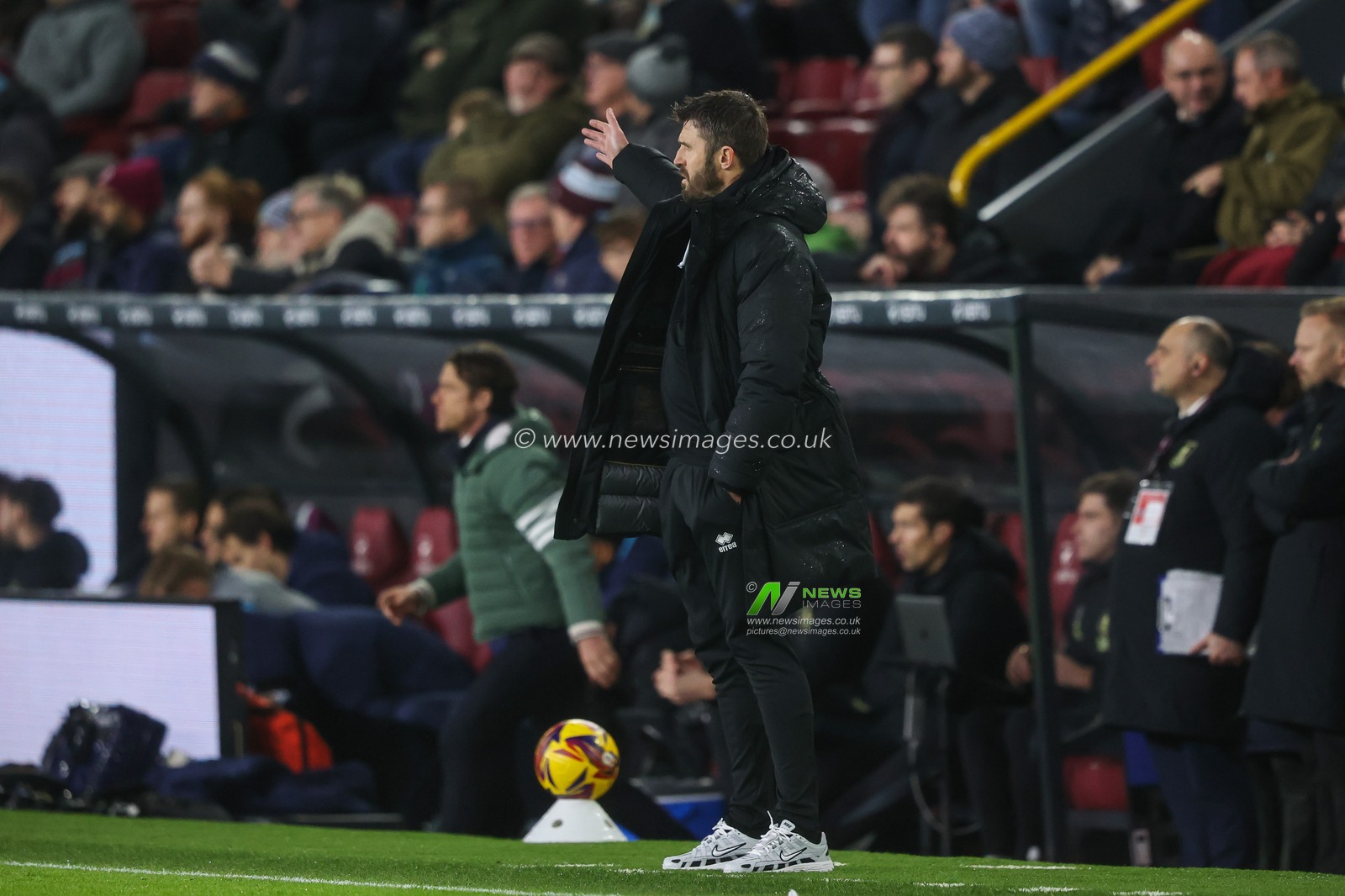 Michael Carrick Manager of Middlesbrough gives his team instructions during the Sky Bet Championship match Burnley vs Middlesbrough at Turf Moor, Burnley, United Kingdom, 6th December 2024

(Photo by Alfie Cosgrove/News Images)