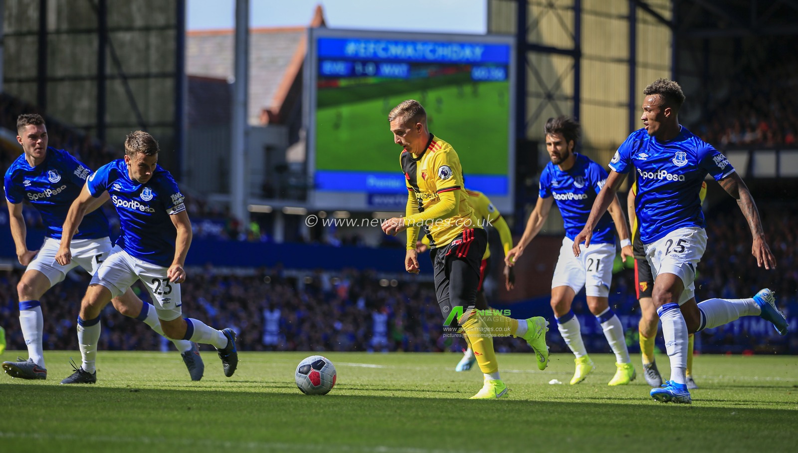 17th August 2019, Goodison Park, Liverpool, England ; Premier League Football, Everton vs Watford : Gerard Deulofeu (07) of Watford tries to run at the Everton defence

Credit: Conor Molloy/News Images

English Football League images are subject to DataCo Licence