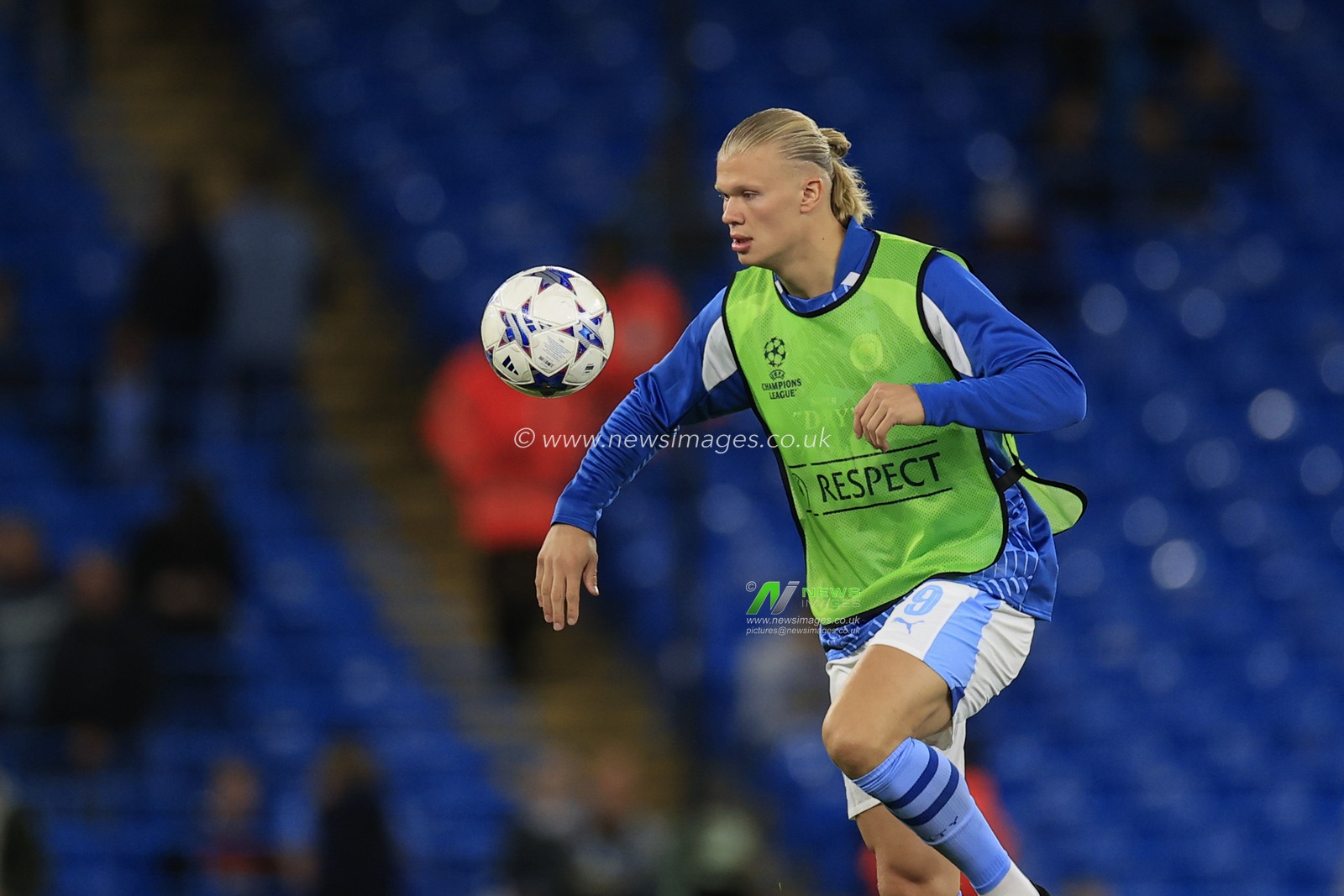 Erling Haaland #9 of Manchester City during the warm up  ahead of the UEFA Champions League match Manchester City vs Red Star Belgrade at Etihad Stadium, Manchester, United Kingdom, 19th September 2023

(Photo by Conor Molloy/News Images)
