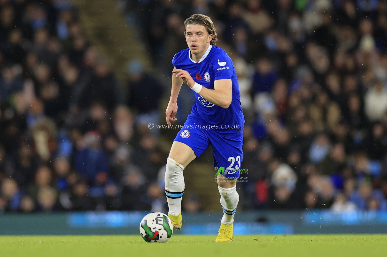 Conor Gallagher #23 of Chelsea controls the ball  during the Carabao Cup Third Round match Manchester City vs Chelsea at Etihad Stadium, Manchester, United Kingdom, 9th November 2022

(Photo by Conor Molloy/News Images)