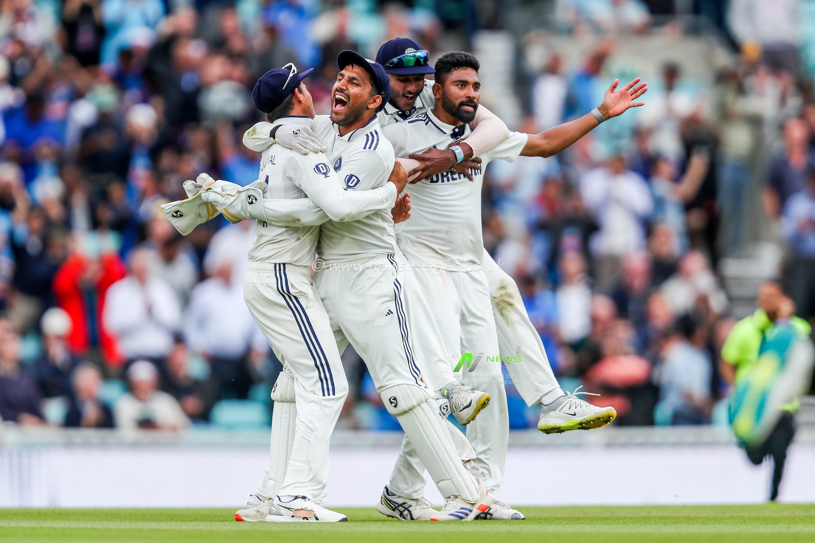 Mohammed Siraj of India celebrates with teammates as India draw the series during the 5th Rothesay Test Match day 5 England v India at The Kia Oval, London, United Kingdom, 4th August 2025

(Photo by Izzy Poles/News Images)