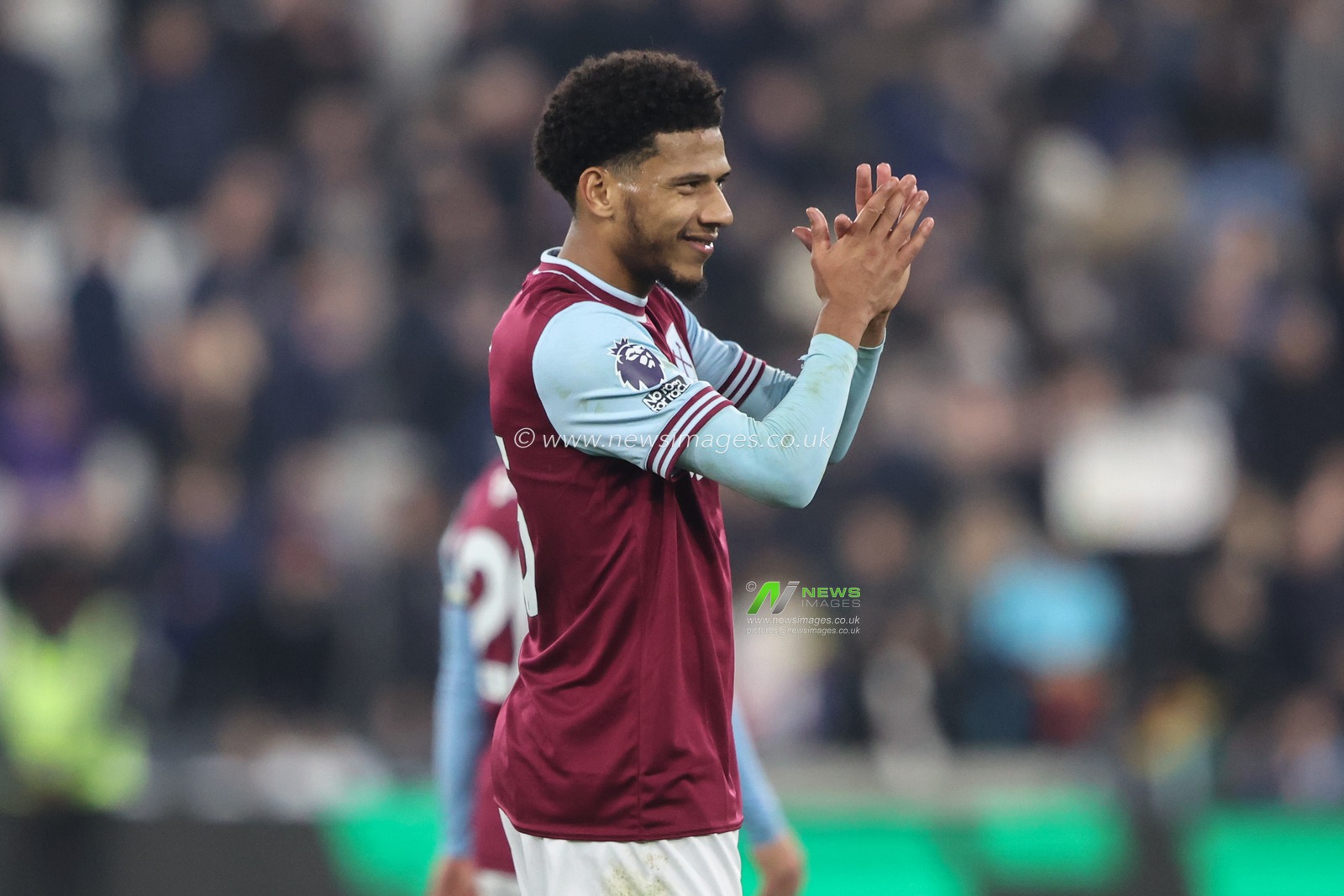 Jean-Clair Todibo of West Ham applauds the fans after the game during the Premier League match West Ham United vs Everton at London Stadium, London, United Kingdom, 9th November 2024

(Photo by Alfie Cosgrove/News Images)