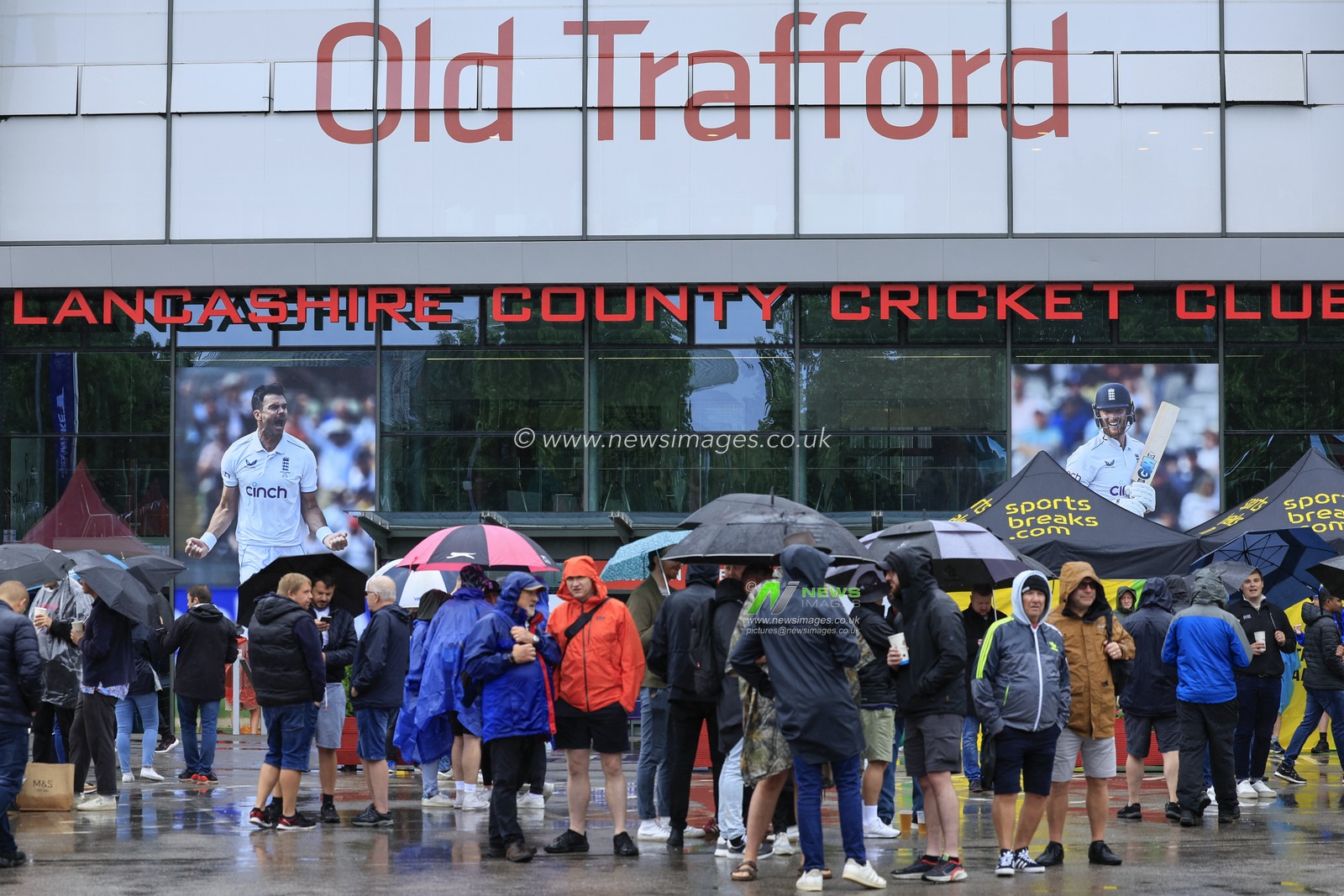 Cricket fans waiting for the rain to stop ahead of the LV= Insurance Ashes Test Series Fourth Test Day Four match England vs Australia at Old Trafford, Manchester, United Kingdom, 22nd July 2023

(Photo by Conor Molloy/News Images)