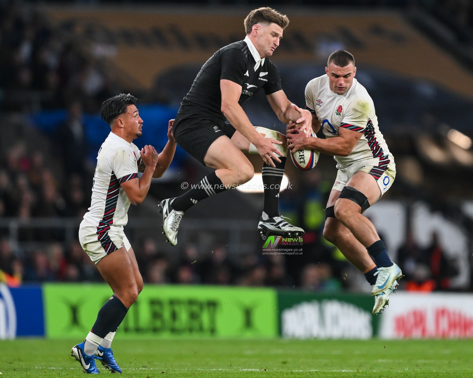Ben Earl of England and Jordie Barrett of New Zealand takes the high ball during the Autumn Nations Series match England vs New Zealand at Allianz Stadium,, Twickenham, United Kingdom, 2nd November 2024

(Photo by Craig Thomas/News Images)