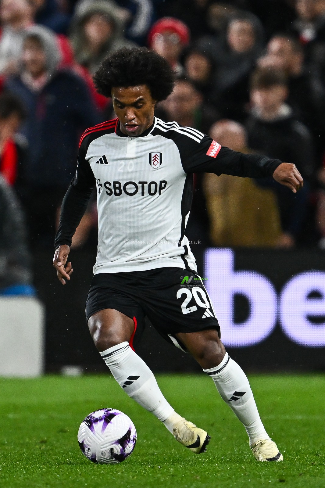 Willian of Fulham makes a break with the ball during the Premier League match Nottingham Forest vs Fulham at City Ground, Nottingham, United Kingdom, 2nd April 2024

(Photo by Craig Thomas/News Images)