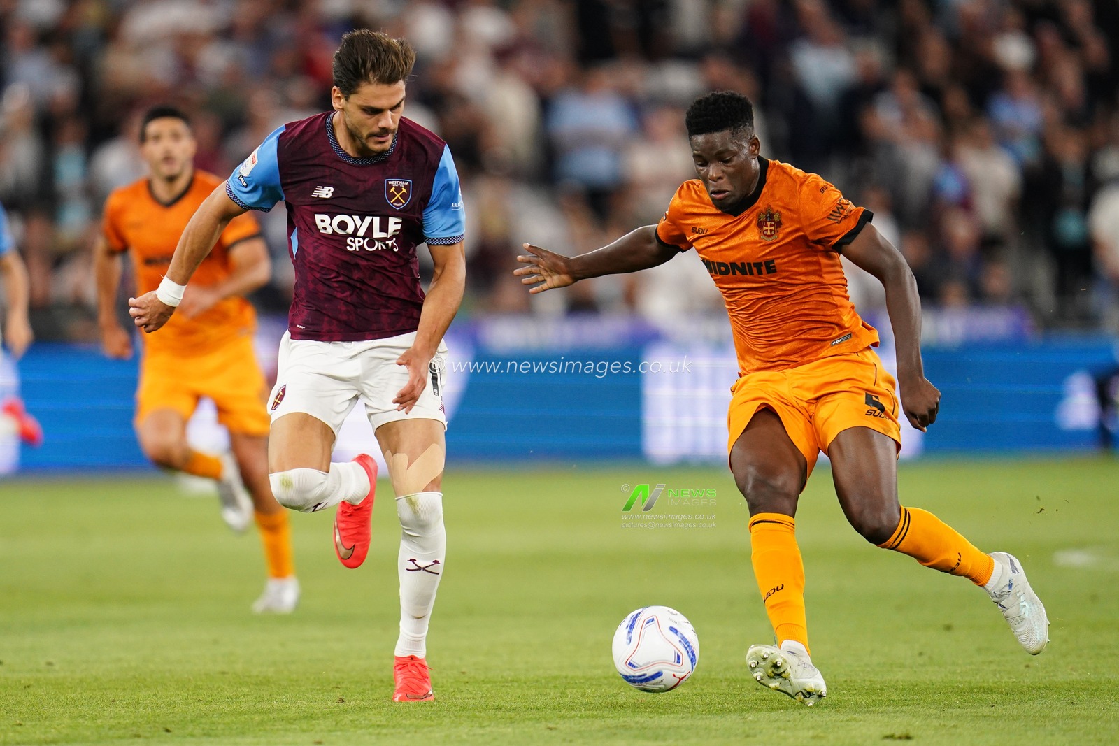 Marshall Munetsi of Wolverhampton Wanderers takes on Konstantinos Mavropanos of West Ham United during the Sky Bet Championship match West Ham United vs Wolverhampton Wanderers at London Stadium, London, United Kingdom on 01 September 2026

(Photo by Harvey Murphy/News Images)