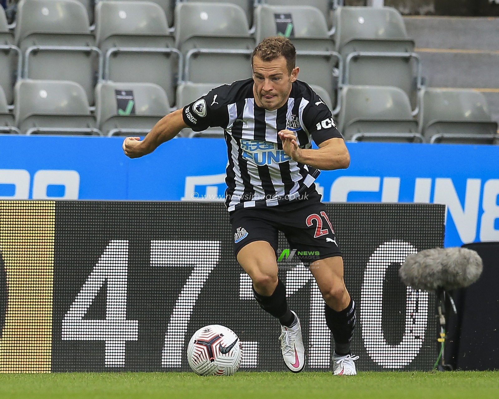 Ryan Fraser (21) of Newcastle United in possession of the ball