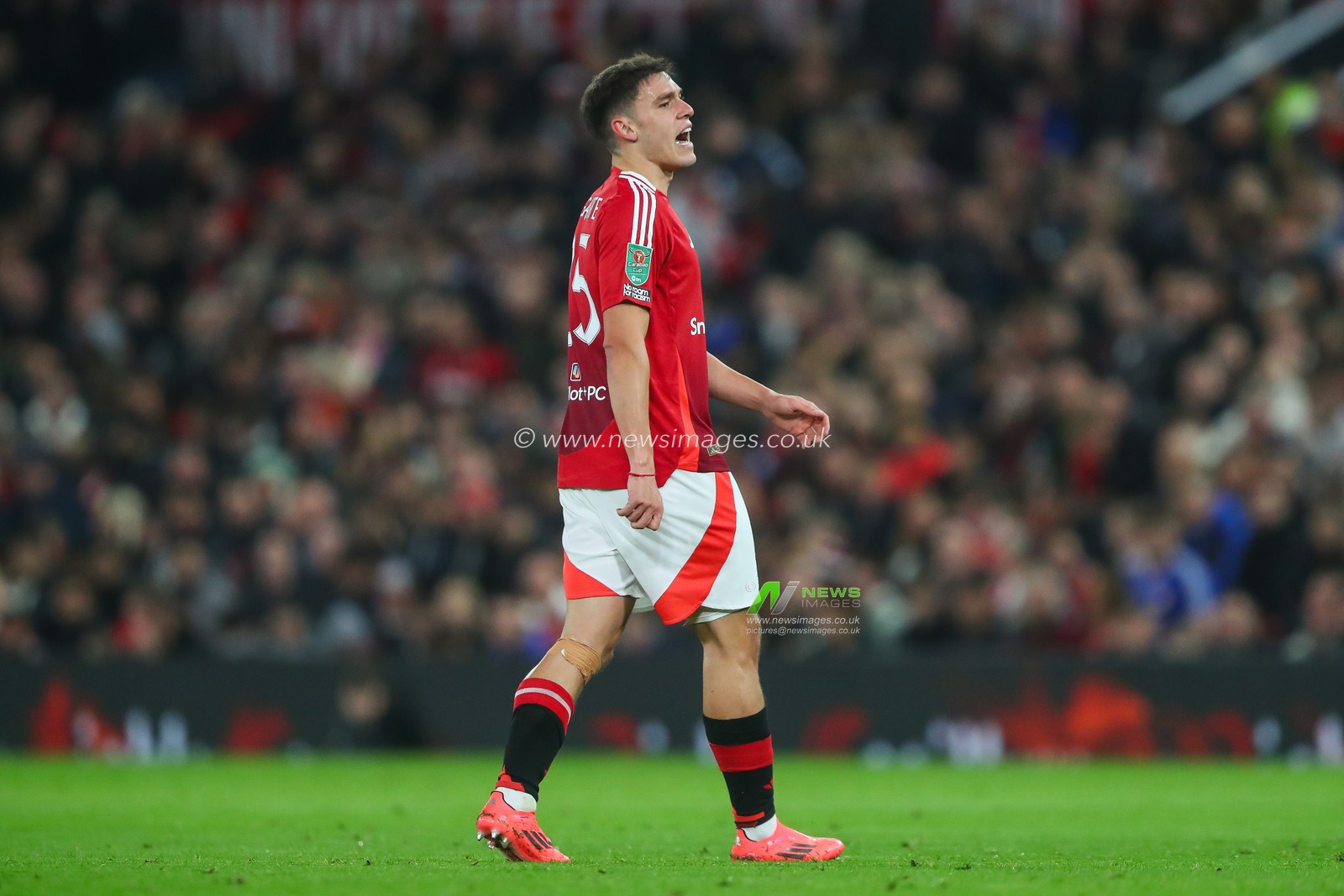 Manuel Ugarte of Manchester United gives his team instructions during the Carabao Cup Last 16 match Manchester United vs Leicester City at Old Trafford, Manchester, United Kingdom, 30th October 2024

(Photo by Gareth Evans/News Images)