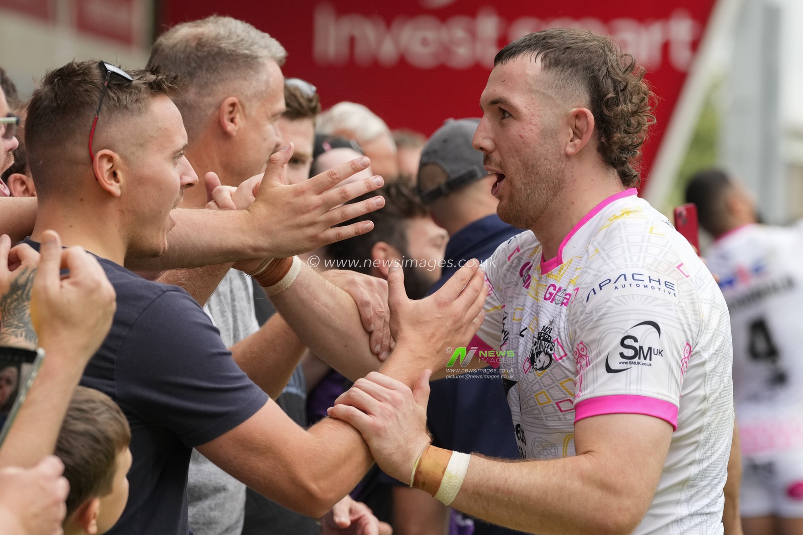 Cameron Smith #13 of Leeds Rhinos celebrates with the fans after the Betfred Super League Round 18 match Salford Red Devils vs Leeds Rhinos at AJ Bell Stadium, Eccles, United Kingdom, 9th July 2023

(Photo by Steve Flynn/News Images)
