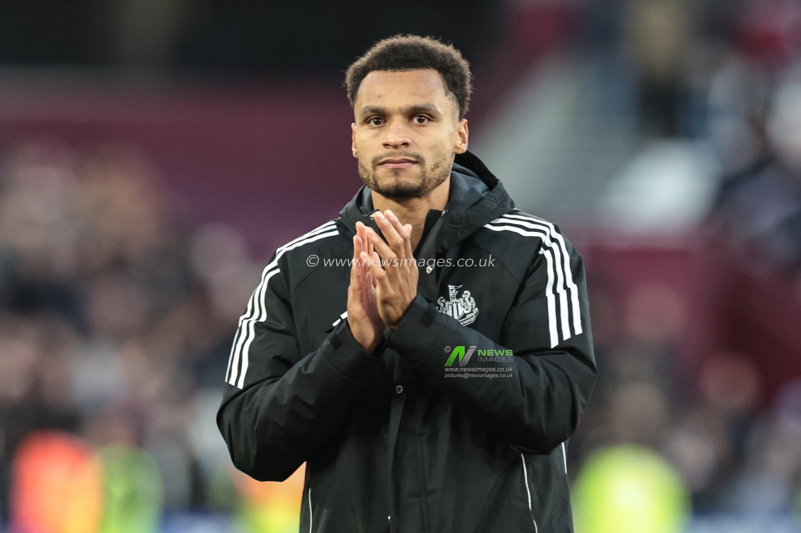 Jacob Murphy of Newcastle Untied applauds the fans after the final whistle during the Premier League match West Ham United vs Newcastle United at London Stadium, London, United Kingdom, 2nd November 2025

(Photo by Mark Cosgrove/News Images)

*** GER AUT SUI OUT ***