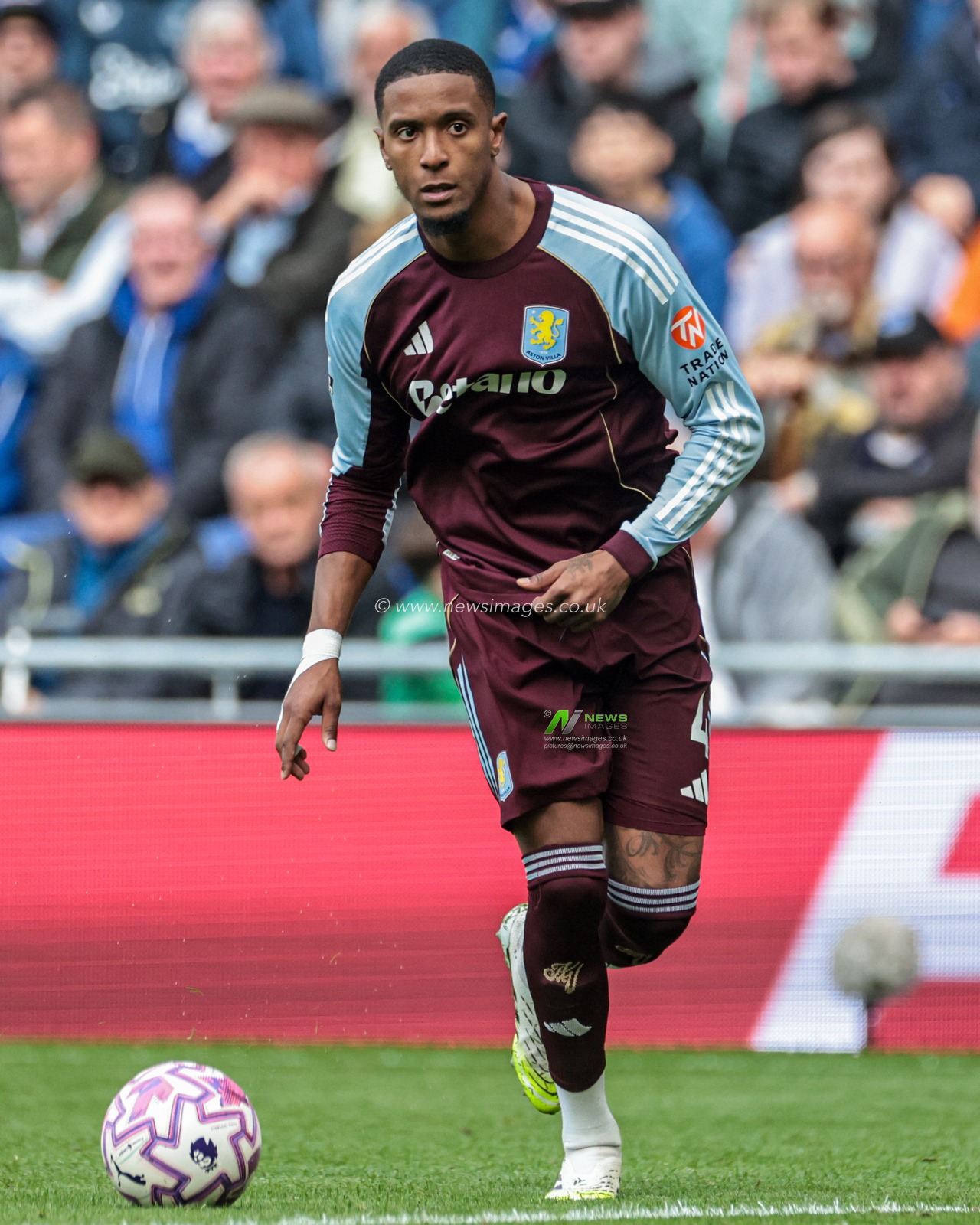 Ezri Konsa of Aston Villa passes the ball back during the Premier League match Everton vs Aston Villa at Hill Dickinson Stadium, Liverpool, United Kingdom, 13th September 2025

(Photo by Mark Cosgrove/News Images)
