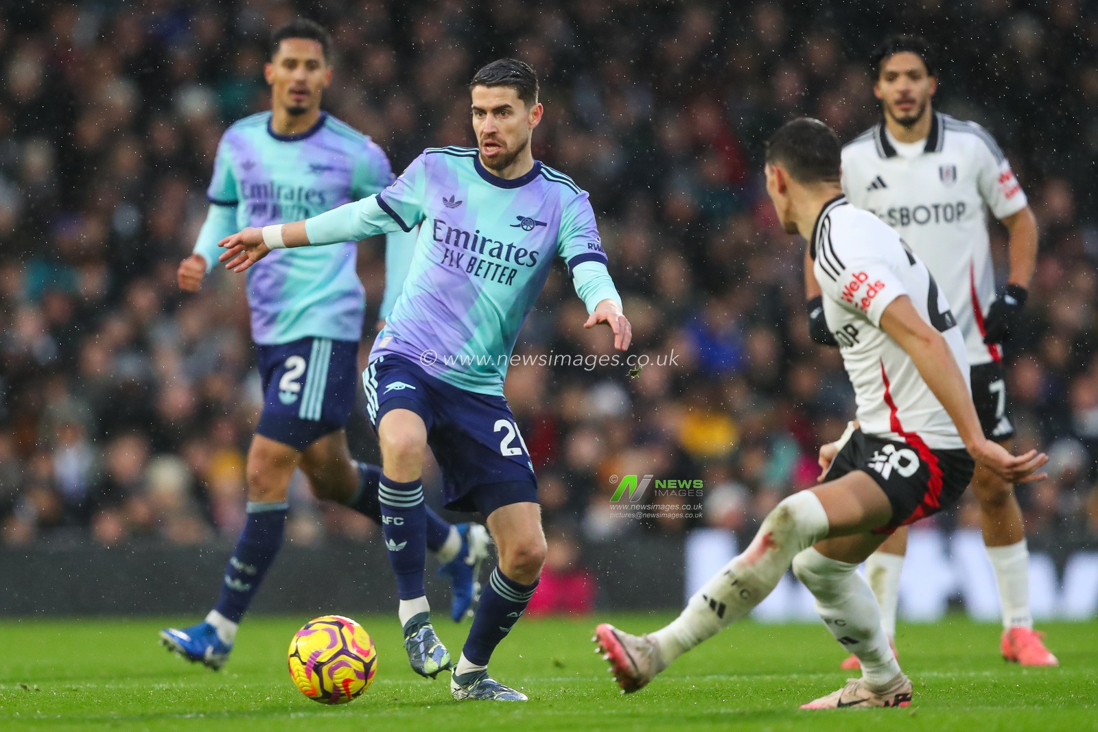 Jorginho of Arsenal makes a break with the ball during the Premier League match Fulham vs Arsenal at Craven Cottage, London, United Kingdom, 8th December 2024

(Photo by Gareth Evans/News Images)