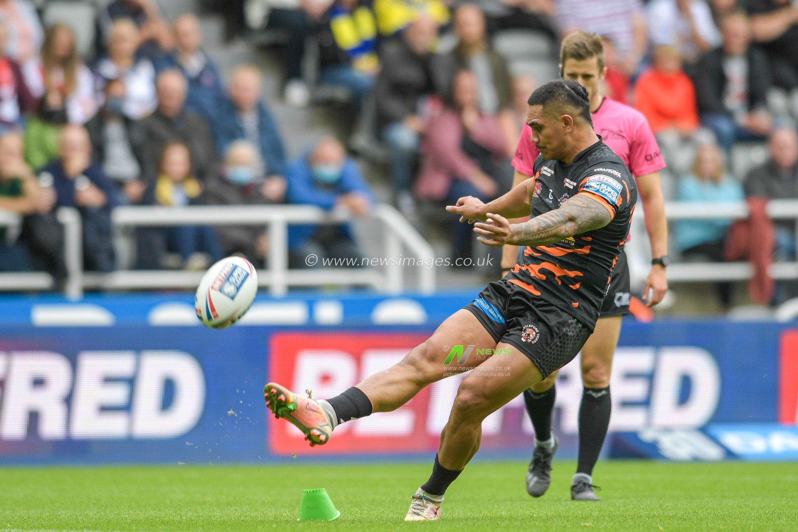 Peter Mata'utia (3) of Castleford Tigers successfully kicks a conversion to make it 6-0