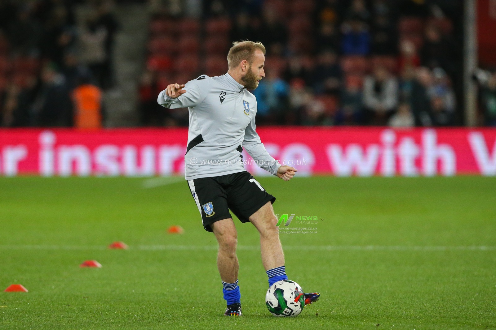 Barry Bannan #10 of Sheffield Wednesday warms up during the Carabao Cup Third Round match Southampton vs Sheffield Wednesday at St Mary's Stadium, Southampton, United Kingdom, 9th November 2022

(Photo by Arron Gent/News Images)