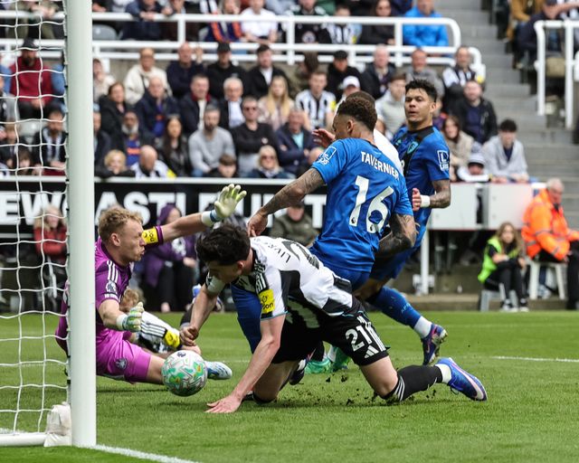Marcus Tavernier of Bournemouth scores to make it 0-1 during the Premier League match Newcastle Untied vs Bournemouth at St. James's Park, Newcastle, United Kingdom on 18 April 2026

(Photo by Mark Cosgrove/News Images)