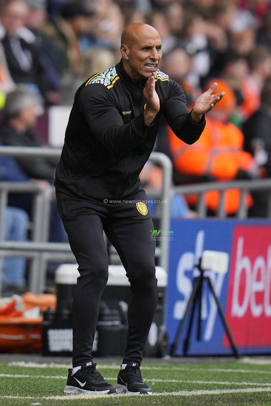 Dino Maamria, manager of Burton Albion shouts instructions during the Sky Bet League 1 match Blackpool vs Burton Albion at Bloomfield Road, Blackpool, United Kingdom, 5th August 2023

(Photo by Steve Flynn/News Images)