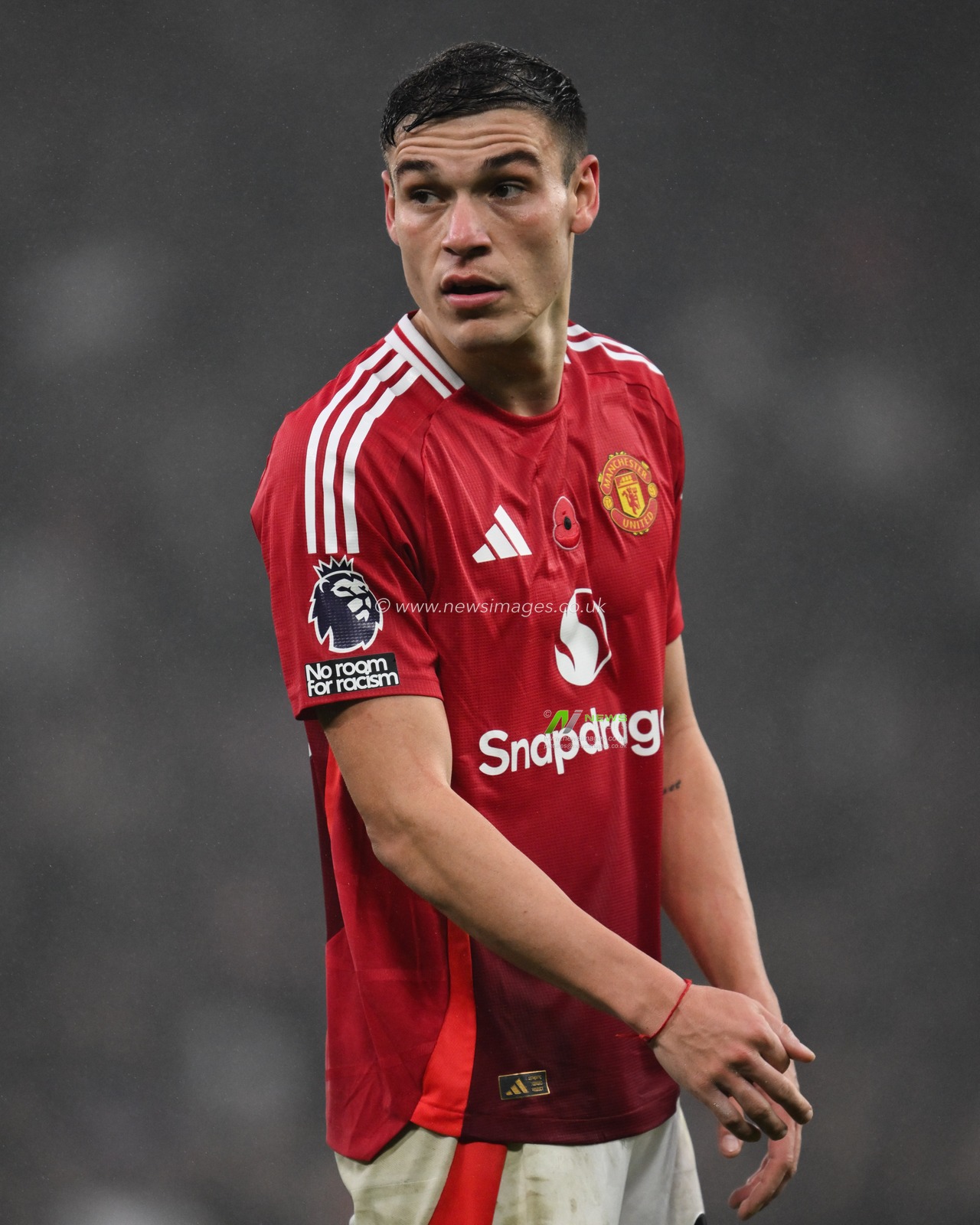 Manuel Ugarte of Manchester United during the Premier League match Manchester United vs Leicester City at Old Trafford, Manchester, United Kingdom, 10th November 2024

(Photo by Craig Thomas/News Images)