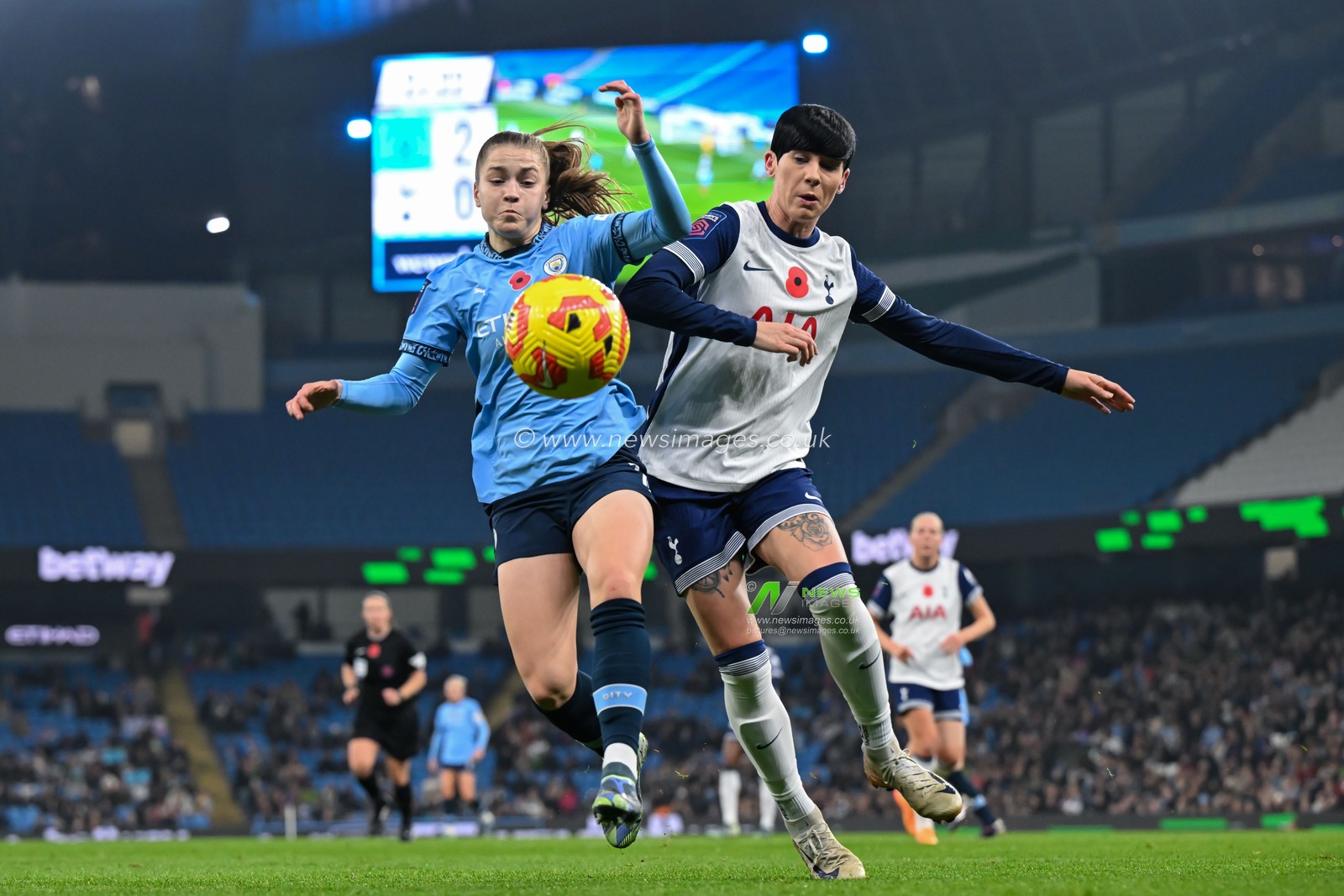 Jess Park of Manchester City and Ashleigh Neville of Tottenham Hotspur chase down the ball during the Barclays Women's Super League match Manchester City Women vs Tottenham Hotspurâ€™s Women at Etihad Stadium, Manchester, United Kingdom, 8th November 2024

(Photo by Cody Froggatt/News Images)