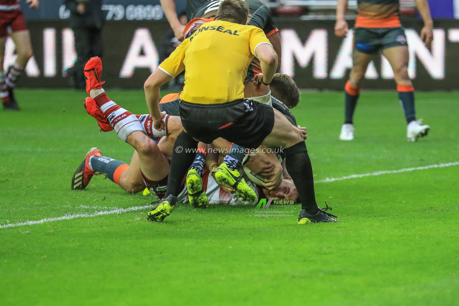 27th April 2019 , DW Stadium, Wigan, England;  Betfred Super League, Round 13, Wigan Warriors vs Castleford Tigers ; Sam Powell (9) of Wigan Warriors goes over for a try 

Credit: Mark Cosgrove/News Images